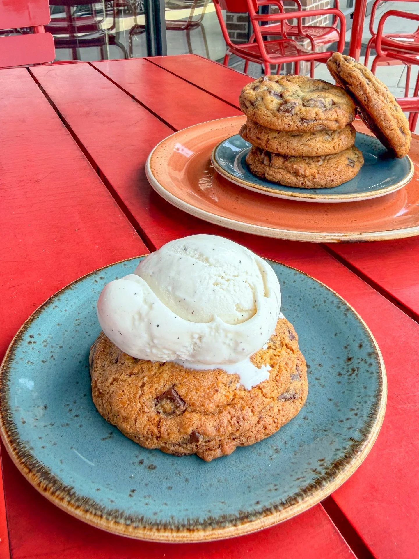 Our fresh-baked chocolate chip cookie gets even better with a scoop of ice cream on top... it&rsquo;s so hard to resist!🍪🍨✨

#desert #chocolatechipcookies🍪 #icecream #houston #houstonrestaurants