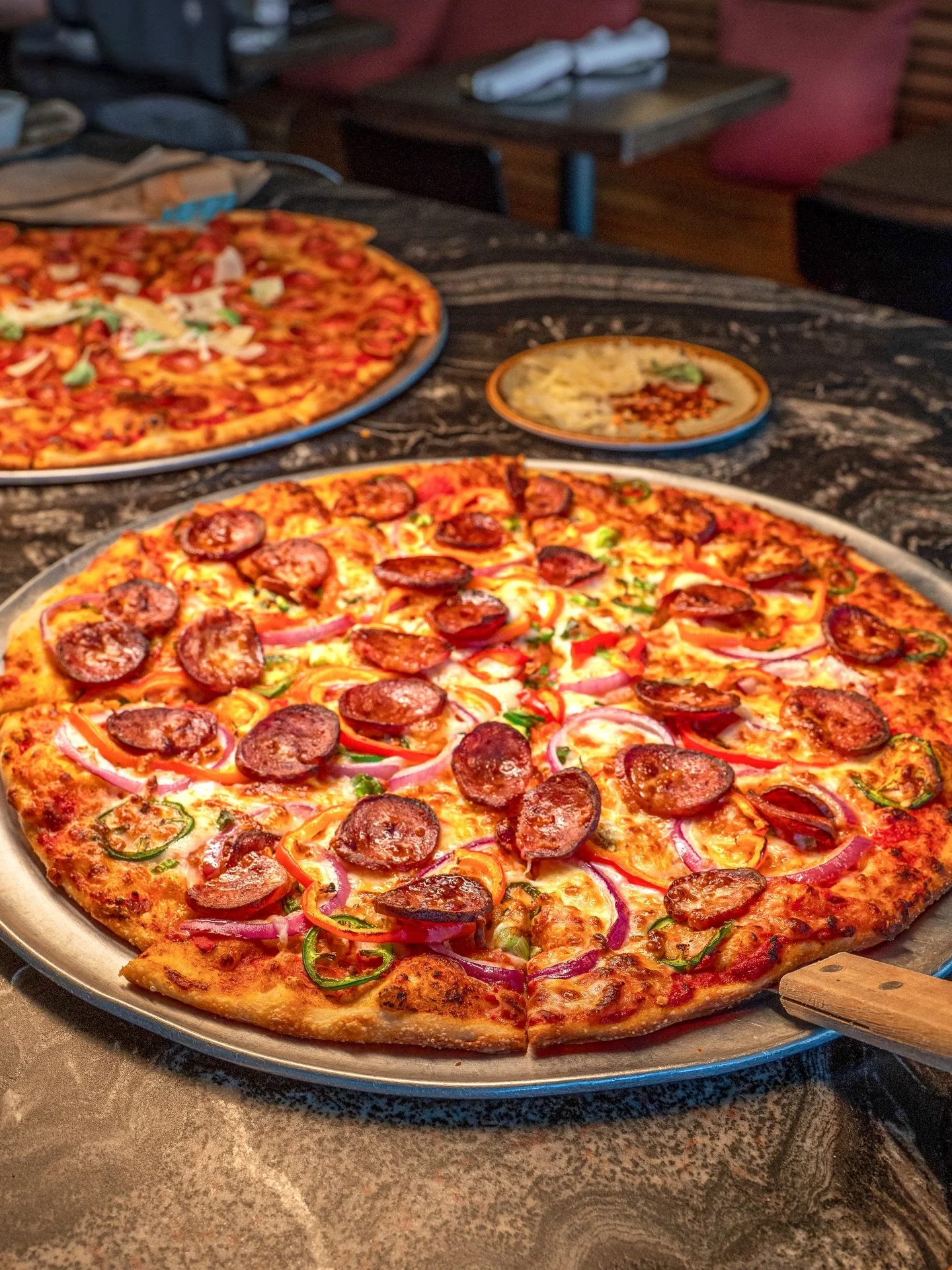 There&rsquo;s nothing like the smell of fresh pizza coming out of the oven&hellip; ✨

#lunapizzeriahouston #lovepizza #pizzaplace #houstonrestaurants