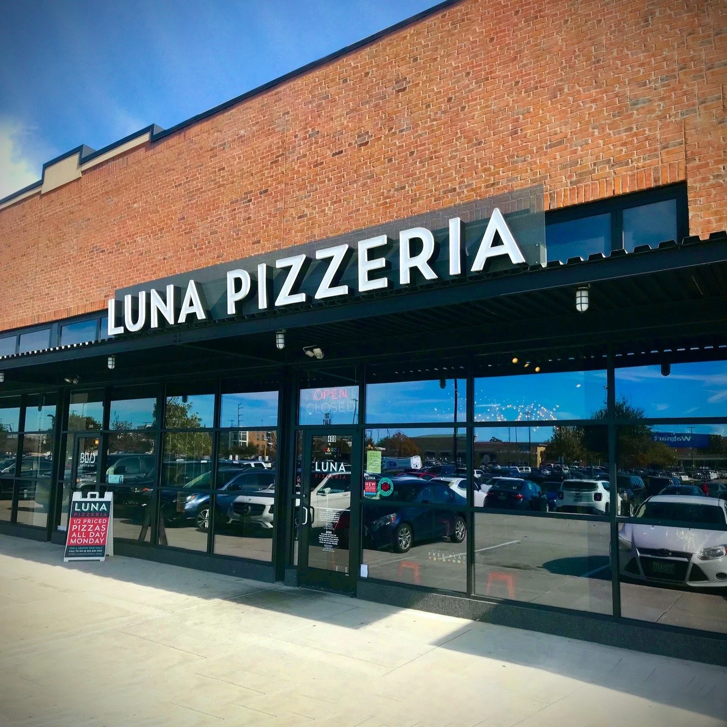 🍕 Luna Pizzeria
Artisan pizza &bull; Fresh ingredients
Made daily in Houston, Texas
📍 3 locations