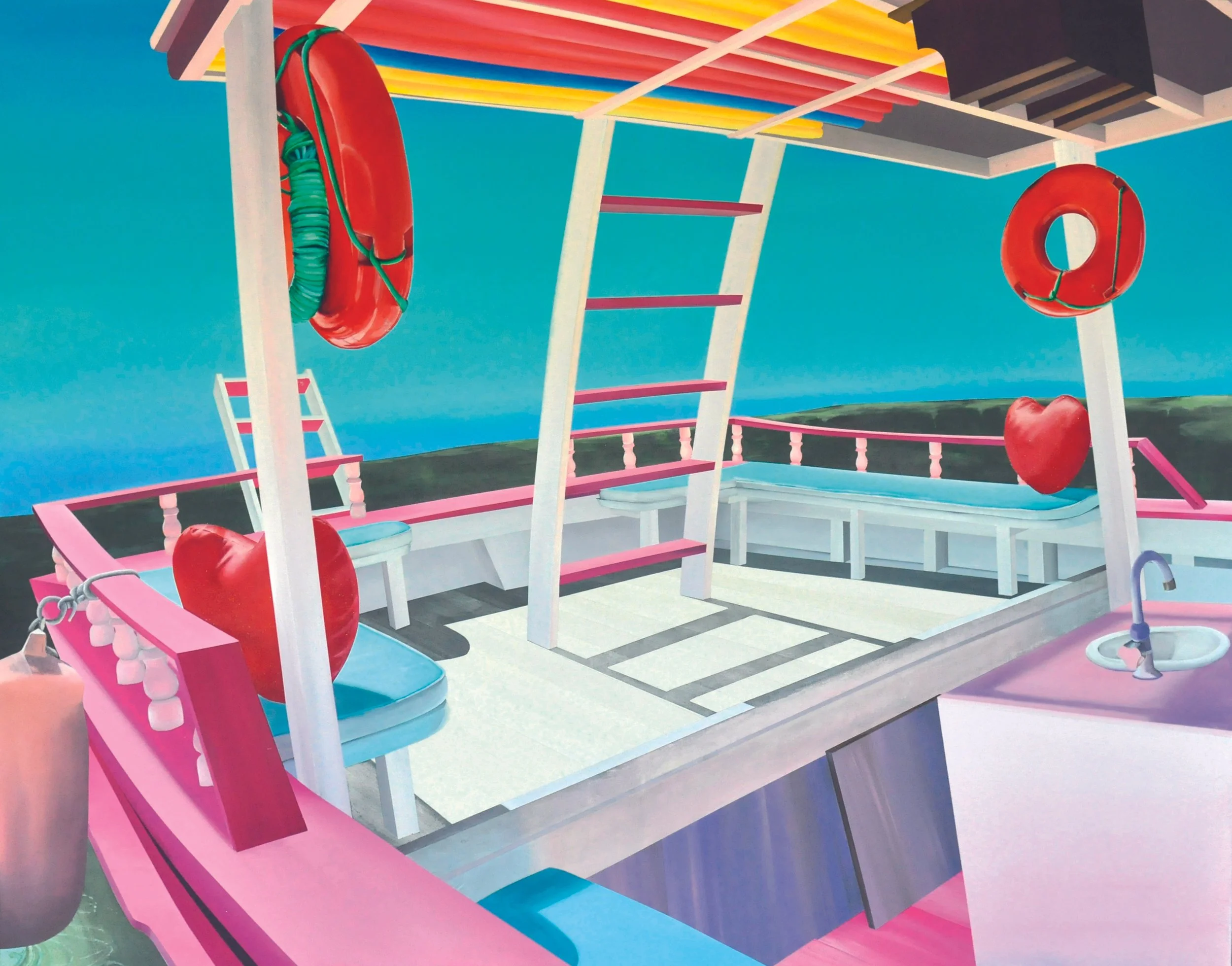 Oeuvre de l'artiste Marion Charlet, une scène de bateau de plaisance Coloré avec deux bouées de sauvetage, un cœur en mousse, un tapis de bain, et un lavabo avec un robinet, dans un décor en plein air.