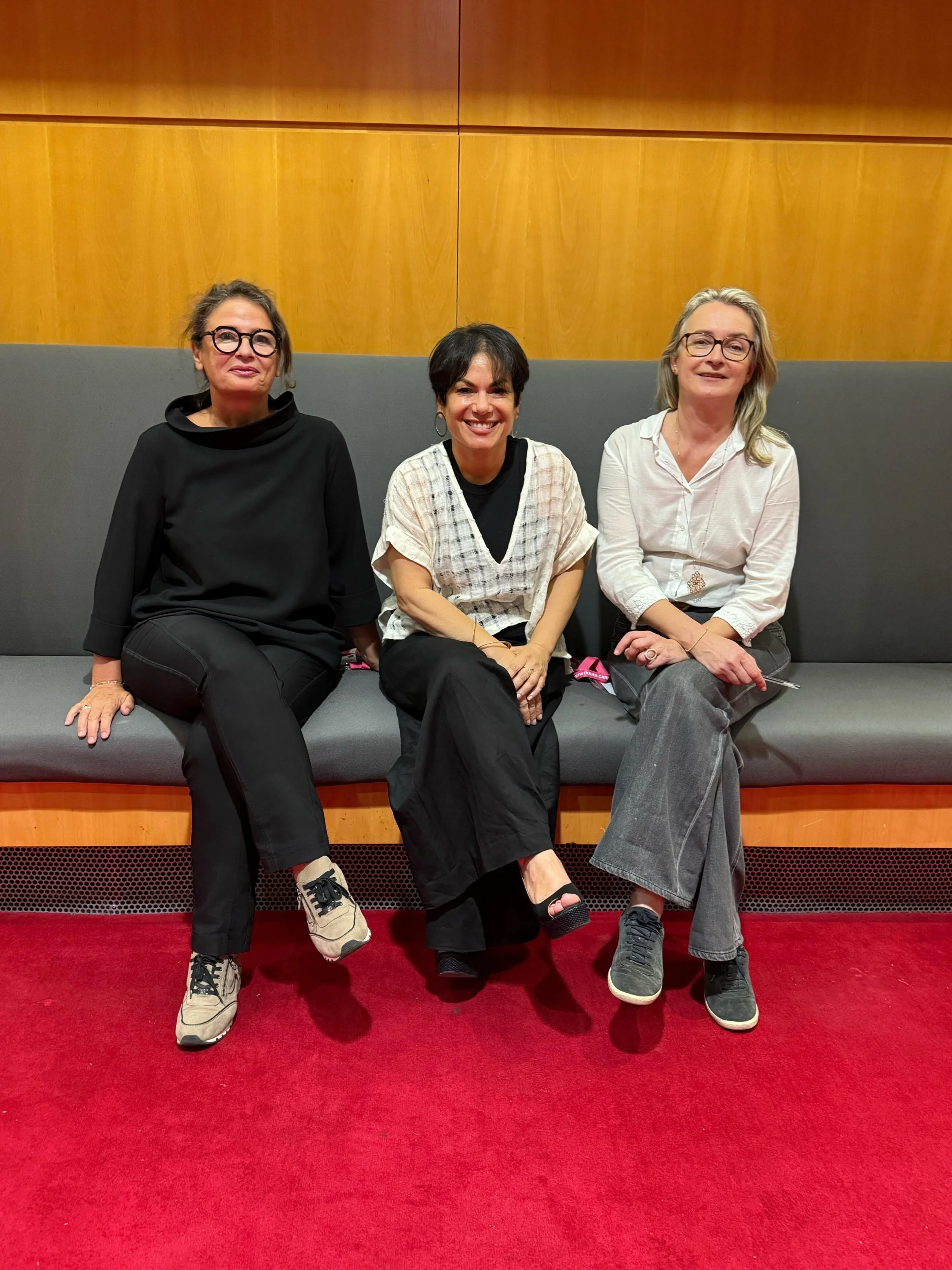 La galeriste Isabelle Lefort en compagnie des deux autres co-fondatrices de l'association Carré sur Seine, Maria Giovanna Gilotta et Florence Provost
