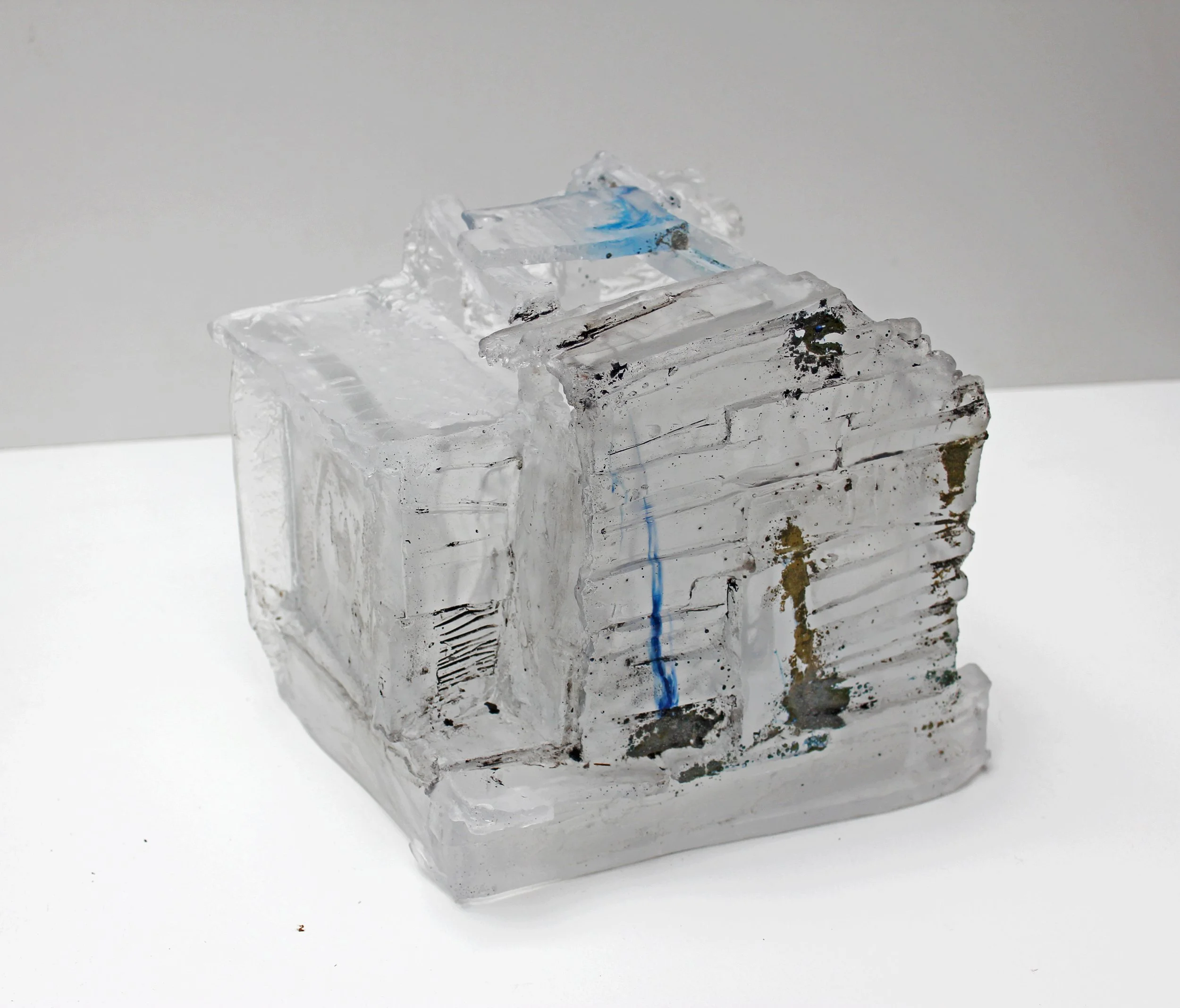 Oeuvres en pâte de verre de l'artiste Pauline Bétin - paysage intégré dans sa maison.