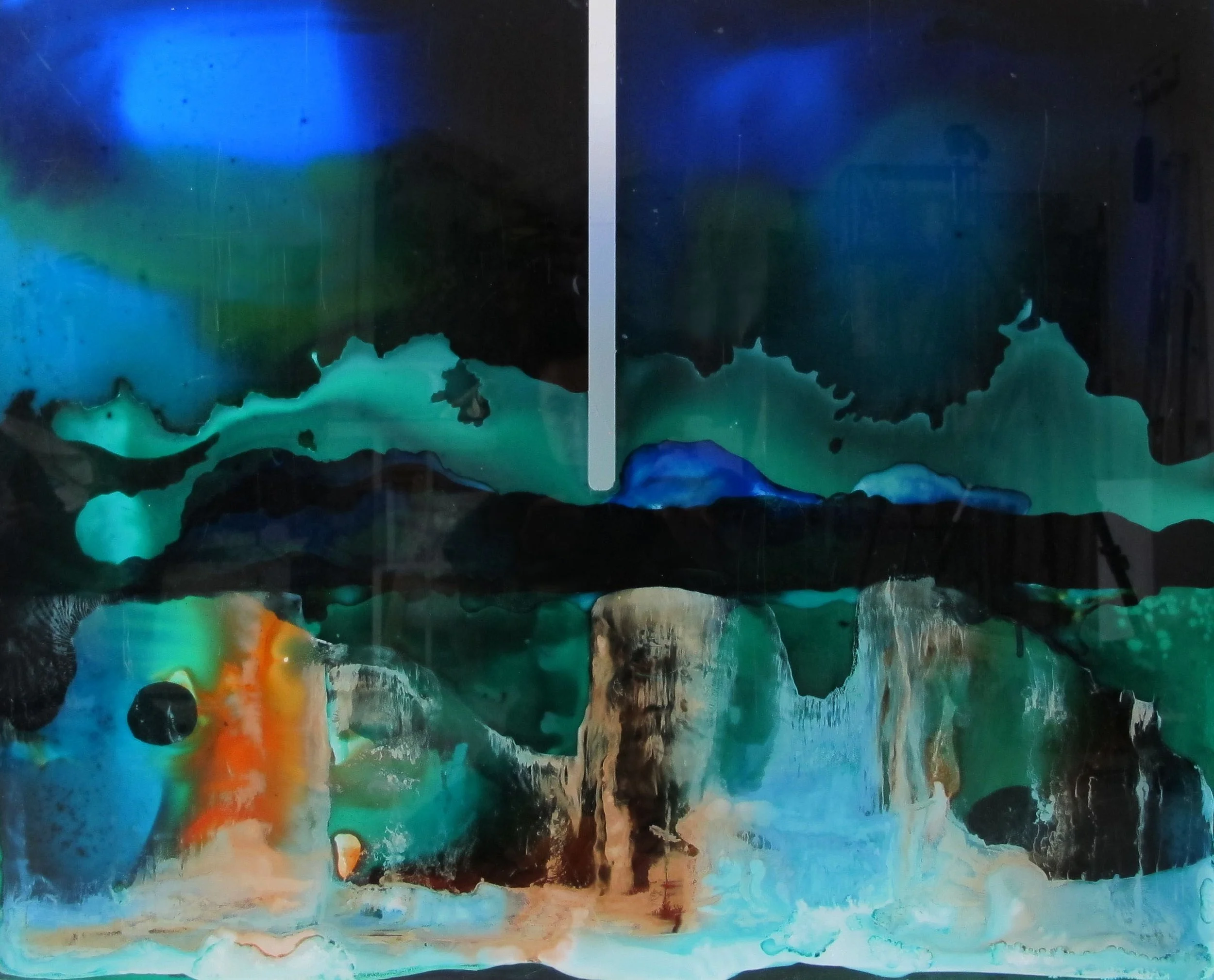 Peinture abstraite de l'artiste Catherine Aznar, avec des couches de couleurs glacées, notamment bleu, vert, noir, orange et beige, avec des formes fluides et des dégradés.