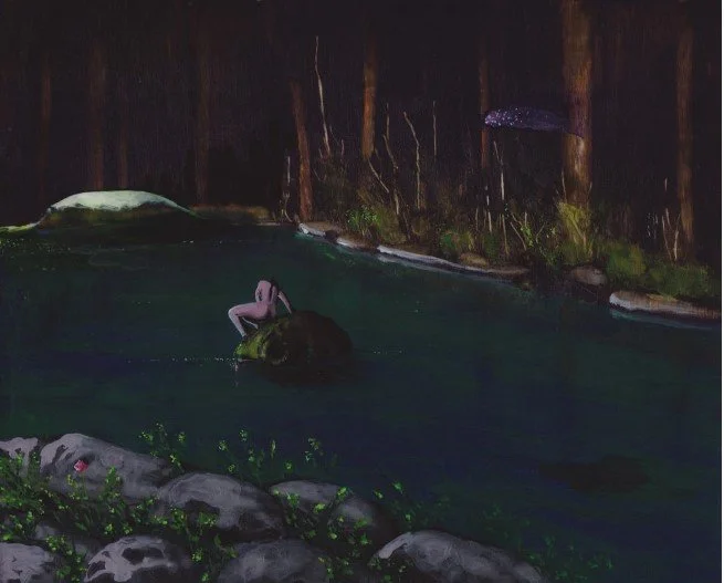 Oeuvre de peinture sur bois de Benjamin Defossez : une personne nue assise sur un rocher dans une baignoire naturelle en pleine forêt.