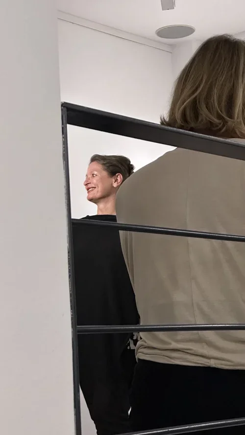 La galeriste Isabelle Lefort lors d'un vernissage