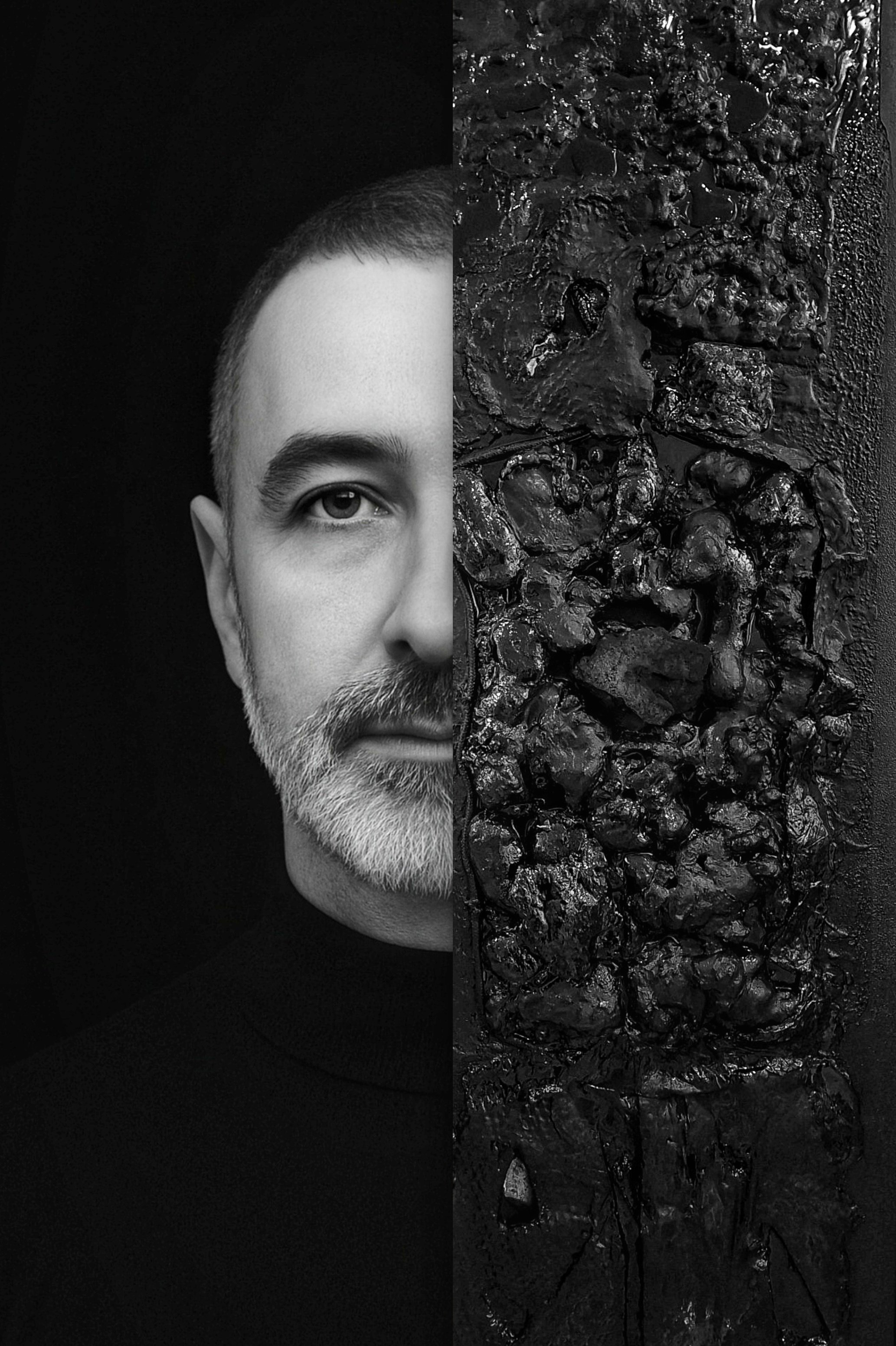 Une image divisée en deux parties; à gauche, un portrait en noir et blanc d'un homme avec barbe et cheveux courts, portant un col roulé noir, souriant légèrement; à droite, une surface de roche noire avec une texture rocheuse et brillante.