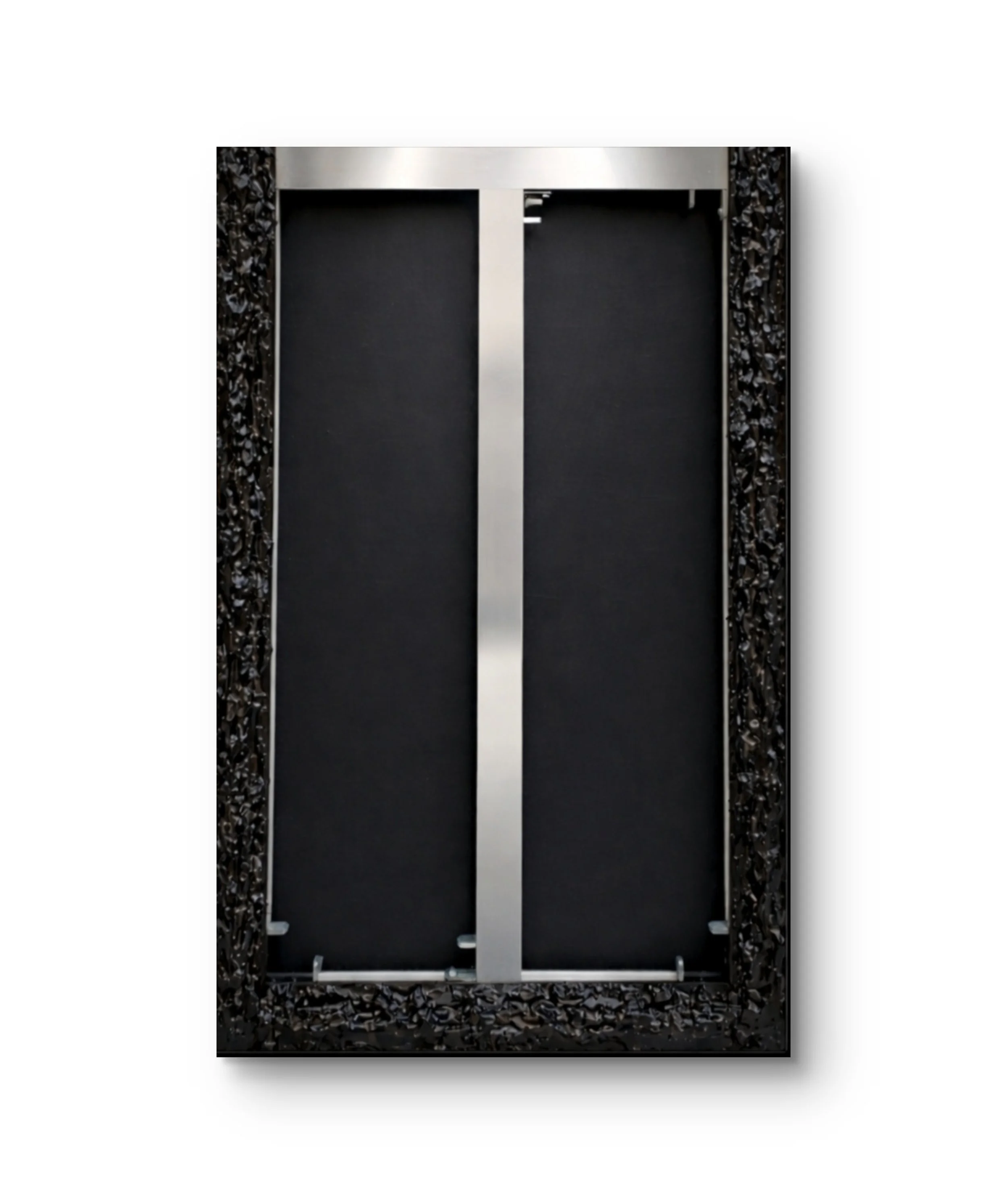 Image d'un cadre décoratif noir avec bordure en relief, contenant une surface noire et une structure en métal au centre.