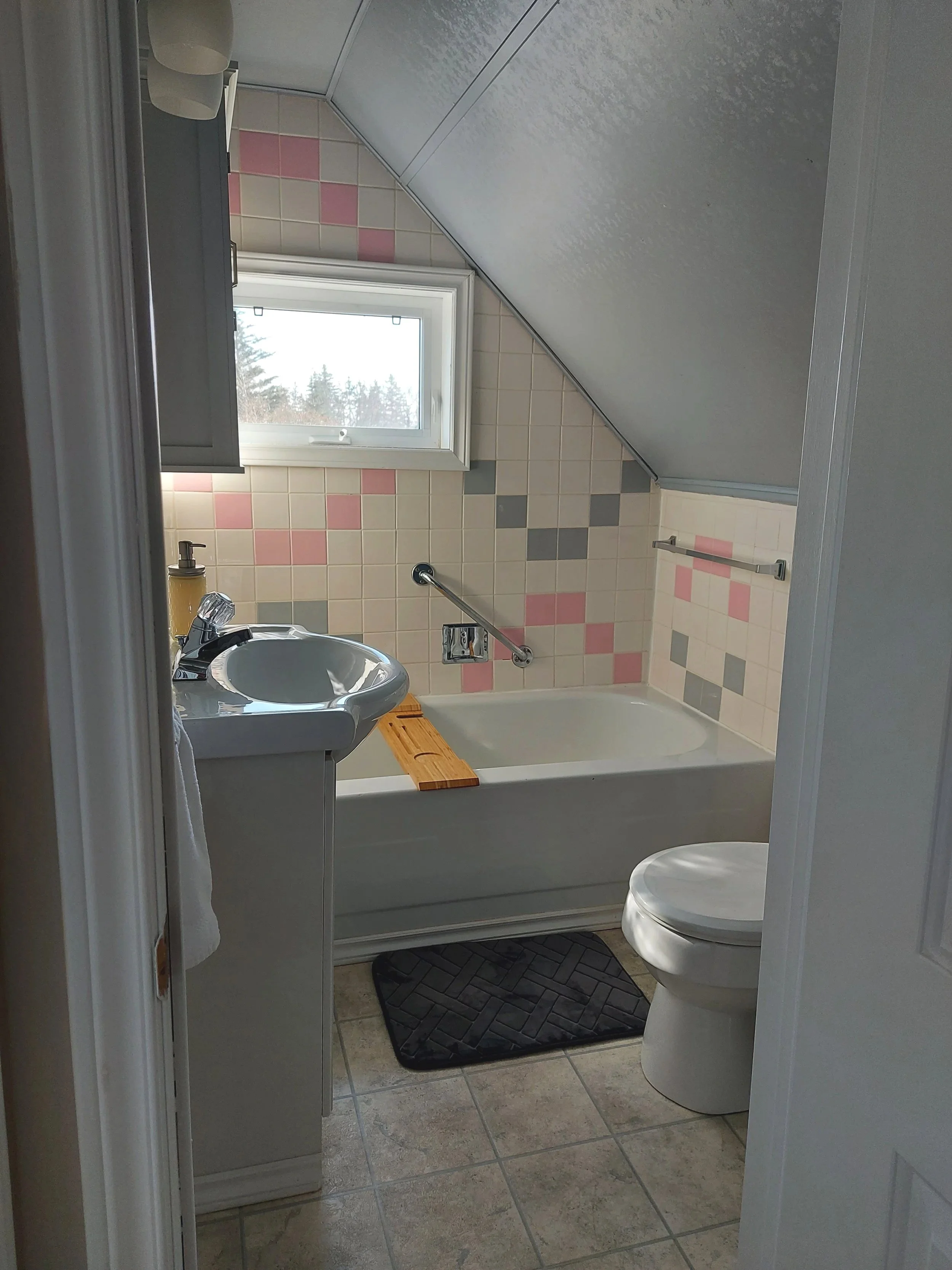 Retro touches make even the smallest bathroom feel special.