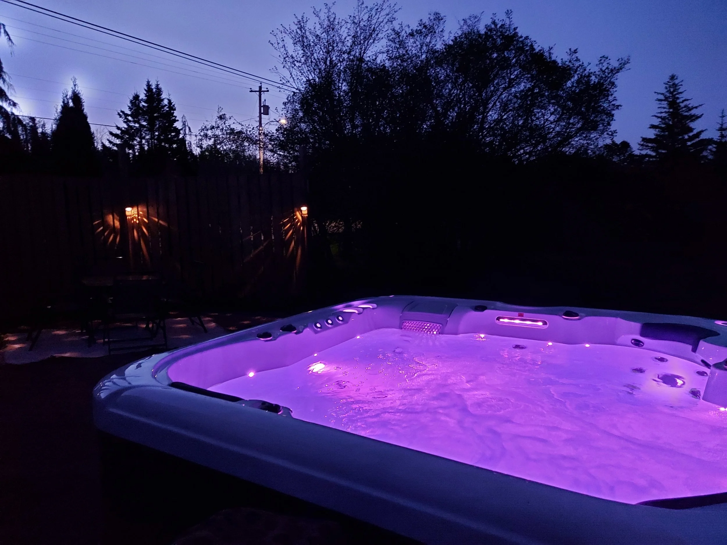 Where days wind down — firelight, warm water, and quiet nights outdoors.