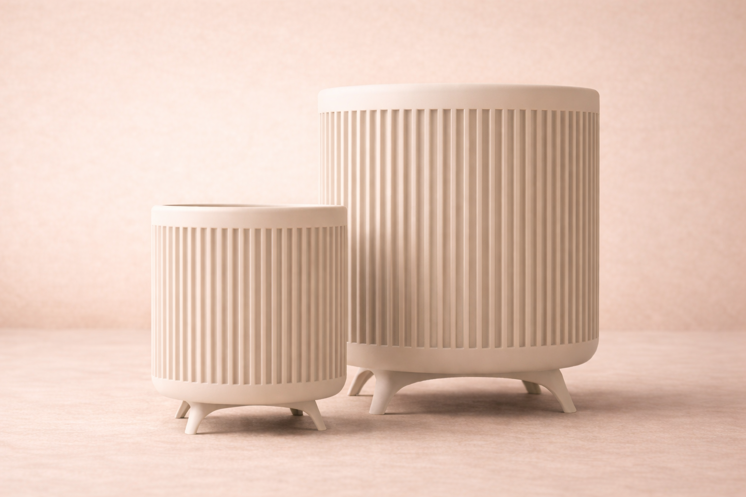 Deux enceintes blanches avec un design moderne et rayures verticales, placées sur une surface en bois clair contre un fond neutre.