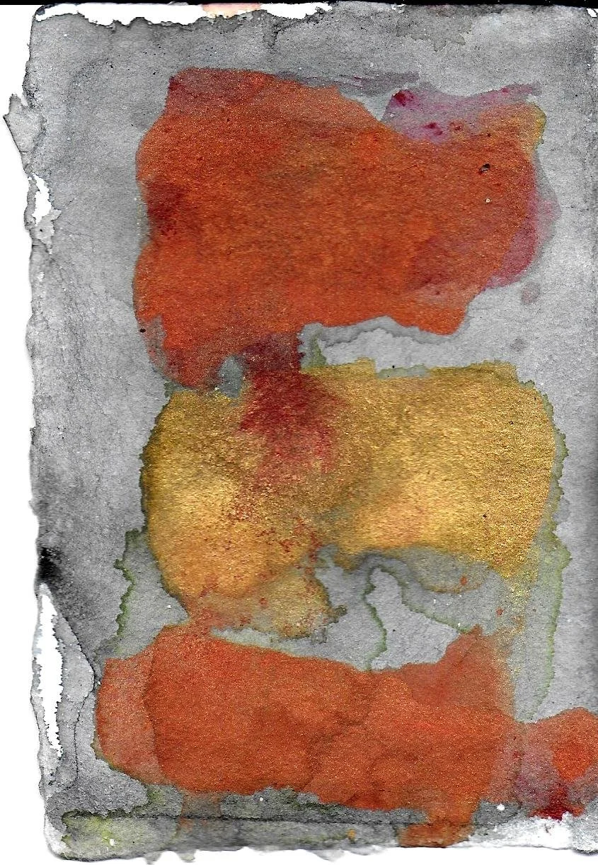 Pintura abstracta con manchas de colores en tonos rojos, naranjas, dorados y grises sobre papel con bordes desgarrados.