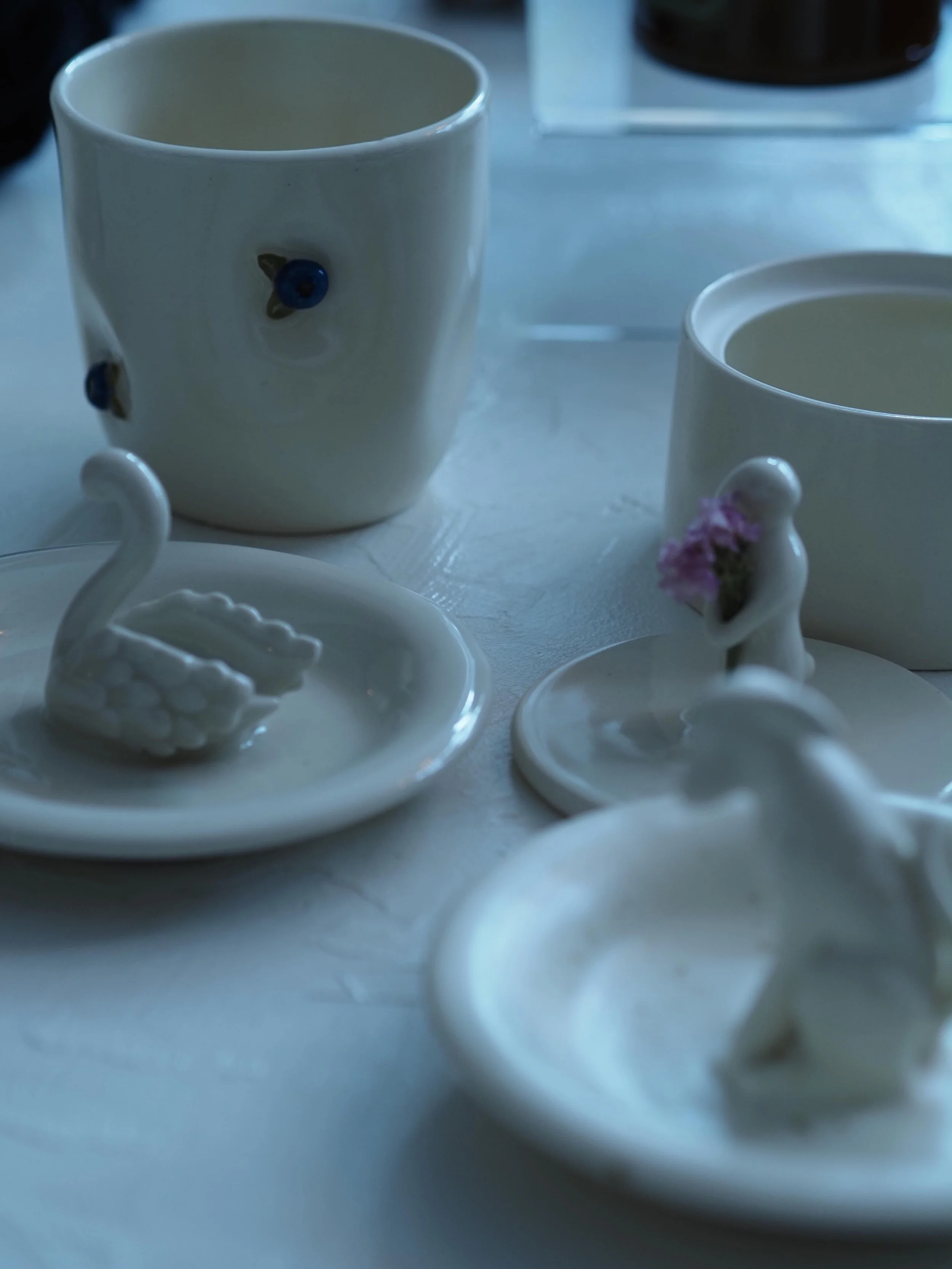 Nos nouvelles poteries de chez @studiovictoriaclark 🦢 

Tasses bleuets, porte-bijoux ou olives (pourquoi pas?!) et bien s&ucirc;r, nos beaux coffrets lapin et chien saucisse! 🌭