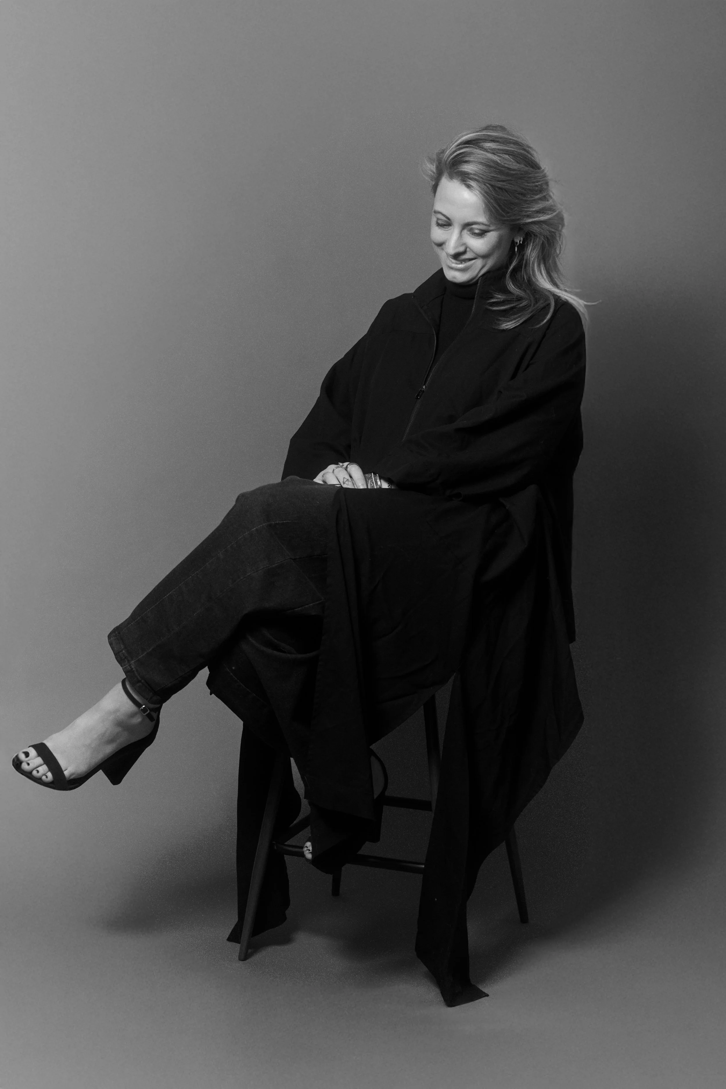 Black and white portrait of Allee Beatty, art advisor and founder of Beatty & Co. Art Advisory based in Austin, Texas