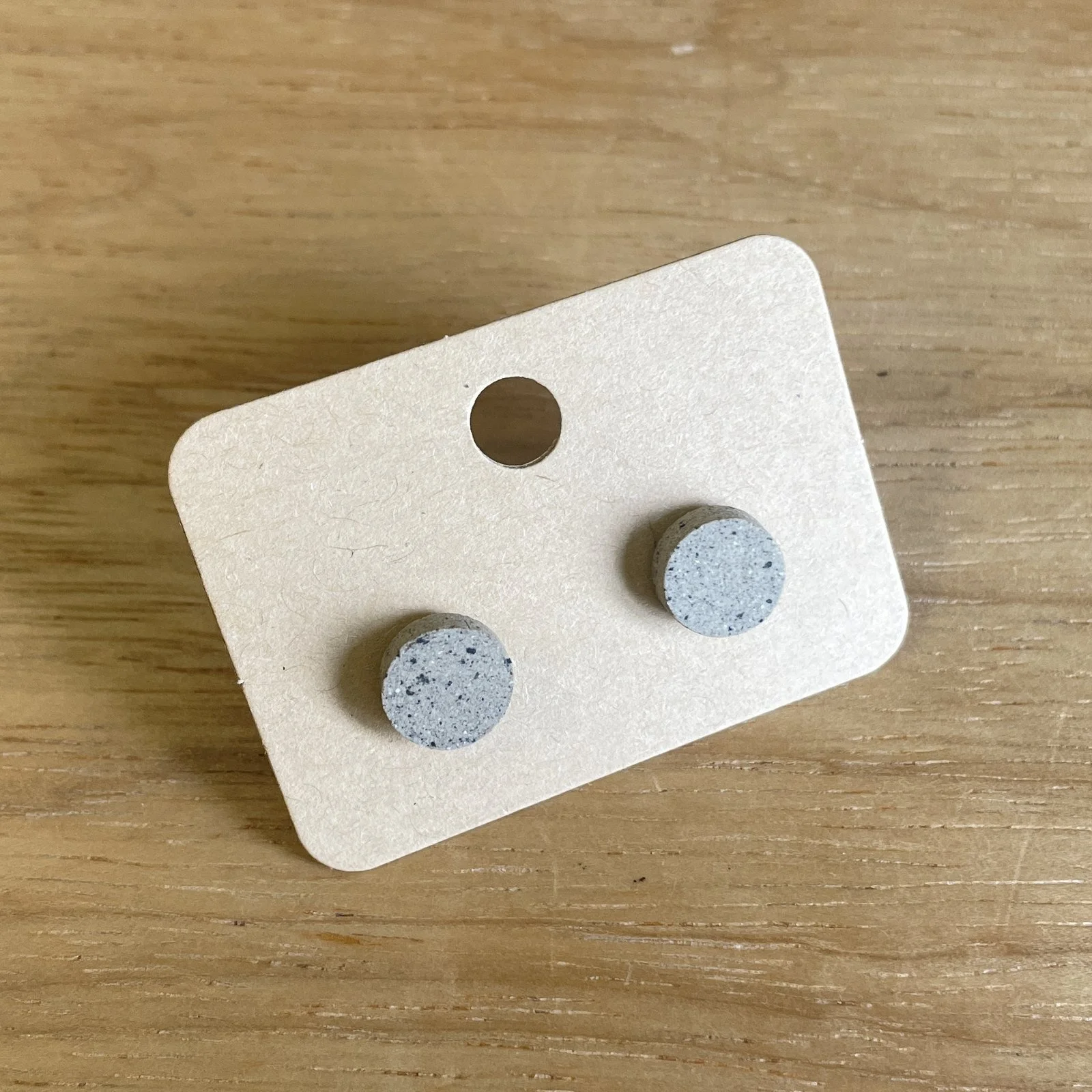 Ohrstecker rund, klein · naturgrau, unglasiert