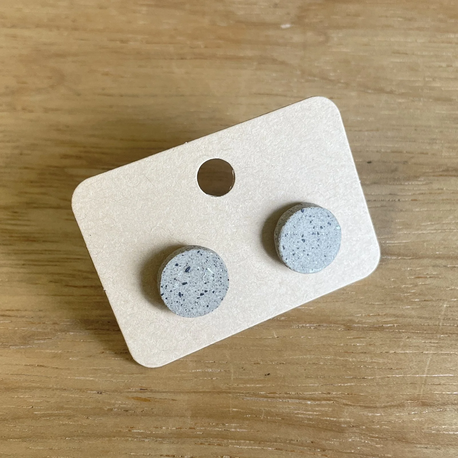 Ohrstecker rund · naturgrau, unglasiert