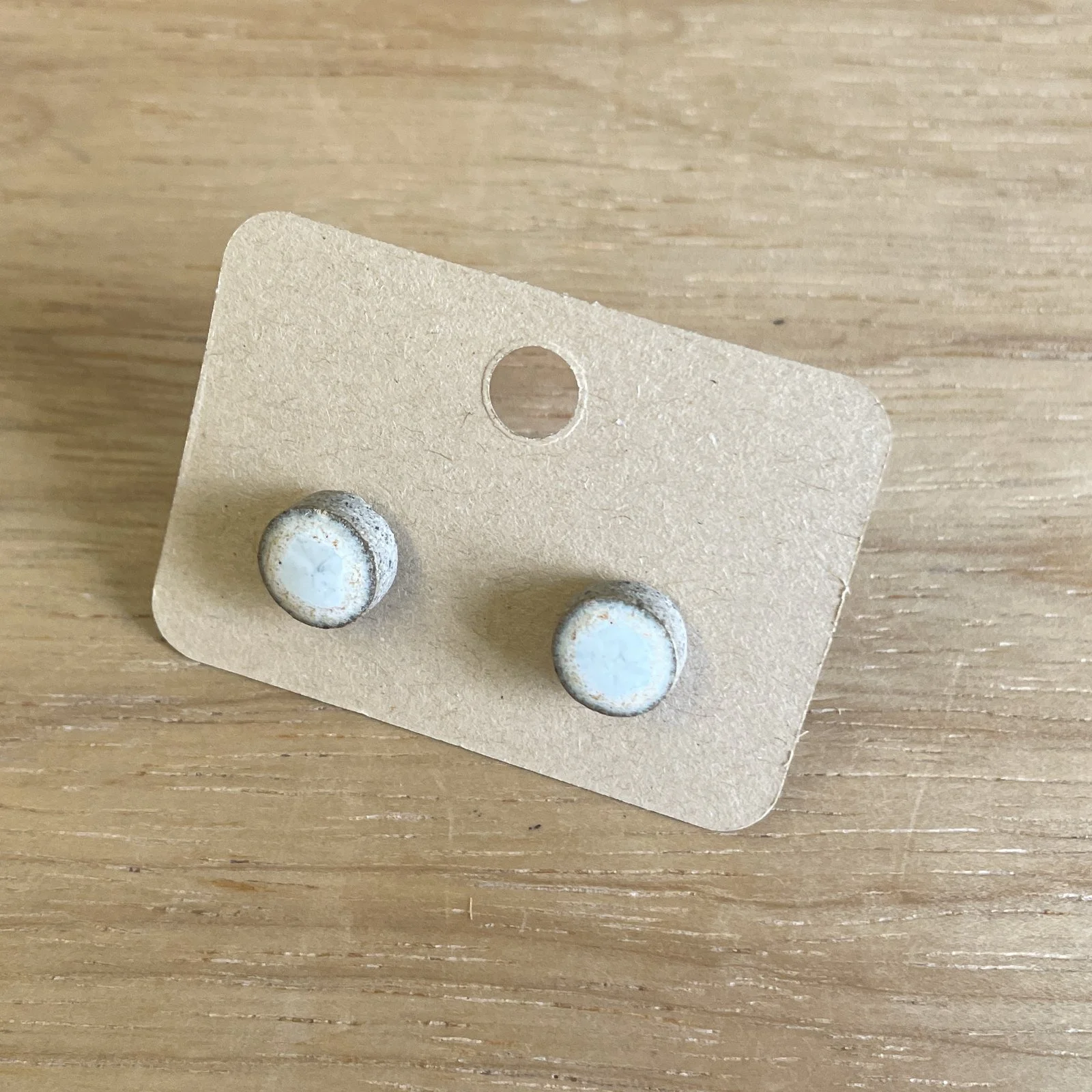 Ohrstecker rund, klein · weiss