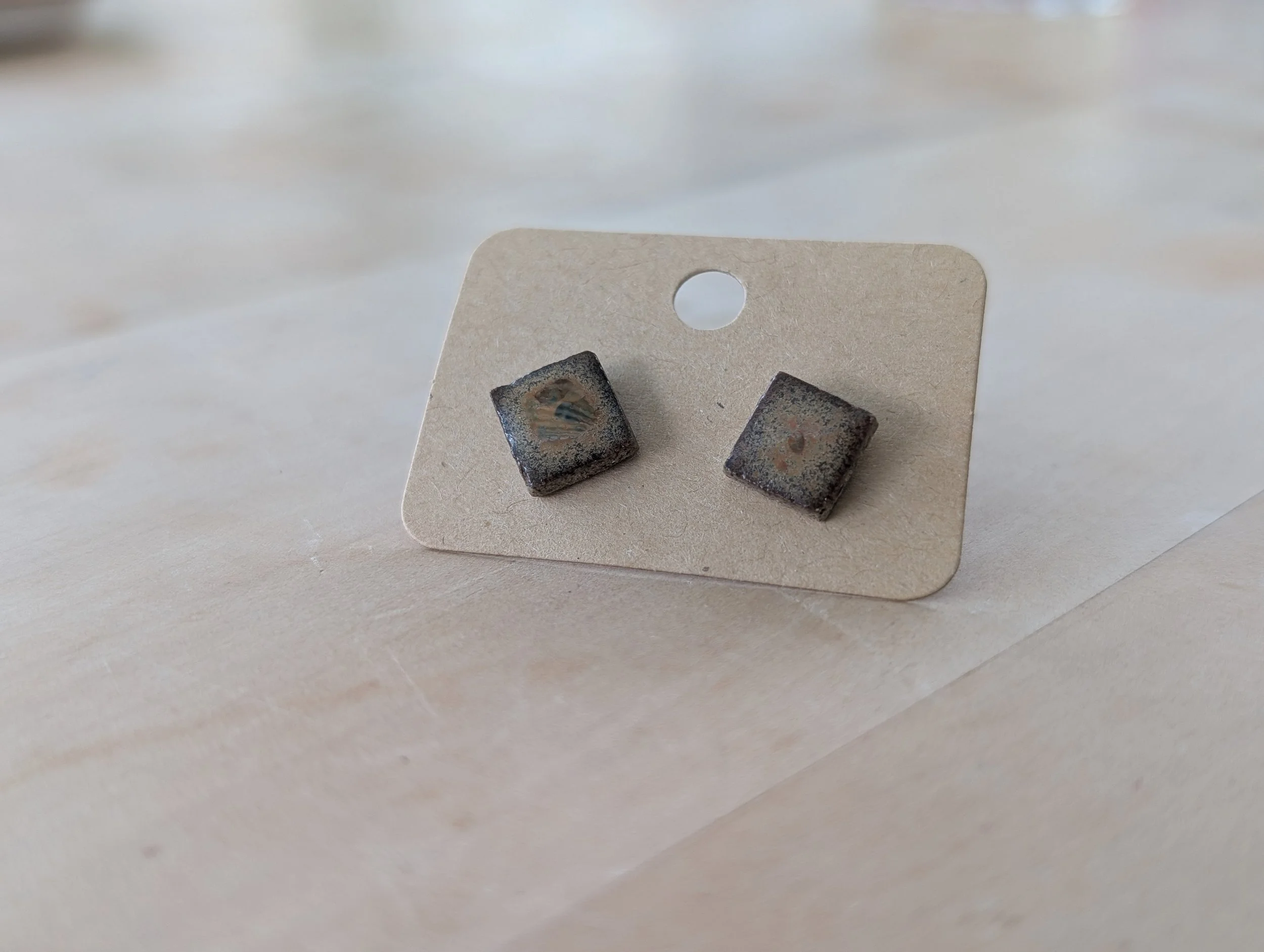 Ohrstecker eckig · grau-braun