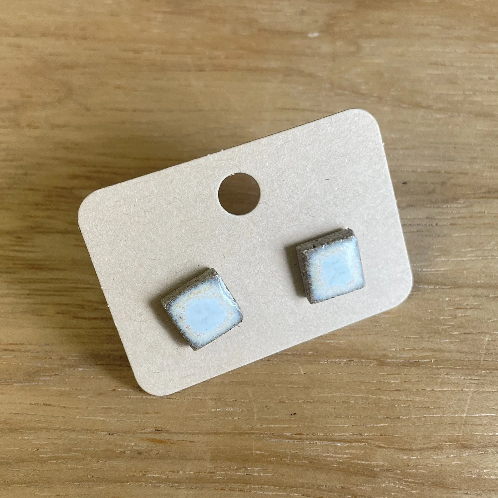 Ohrstecker eckig · weiss