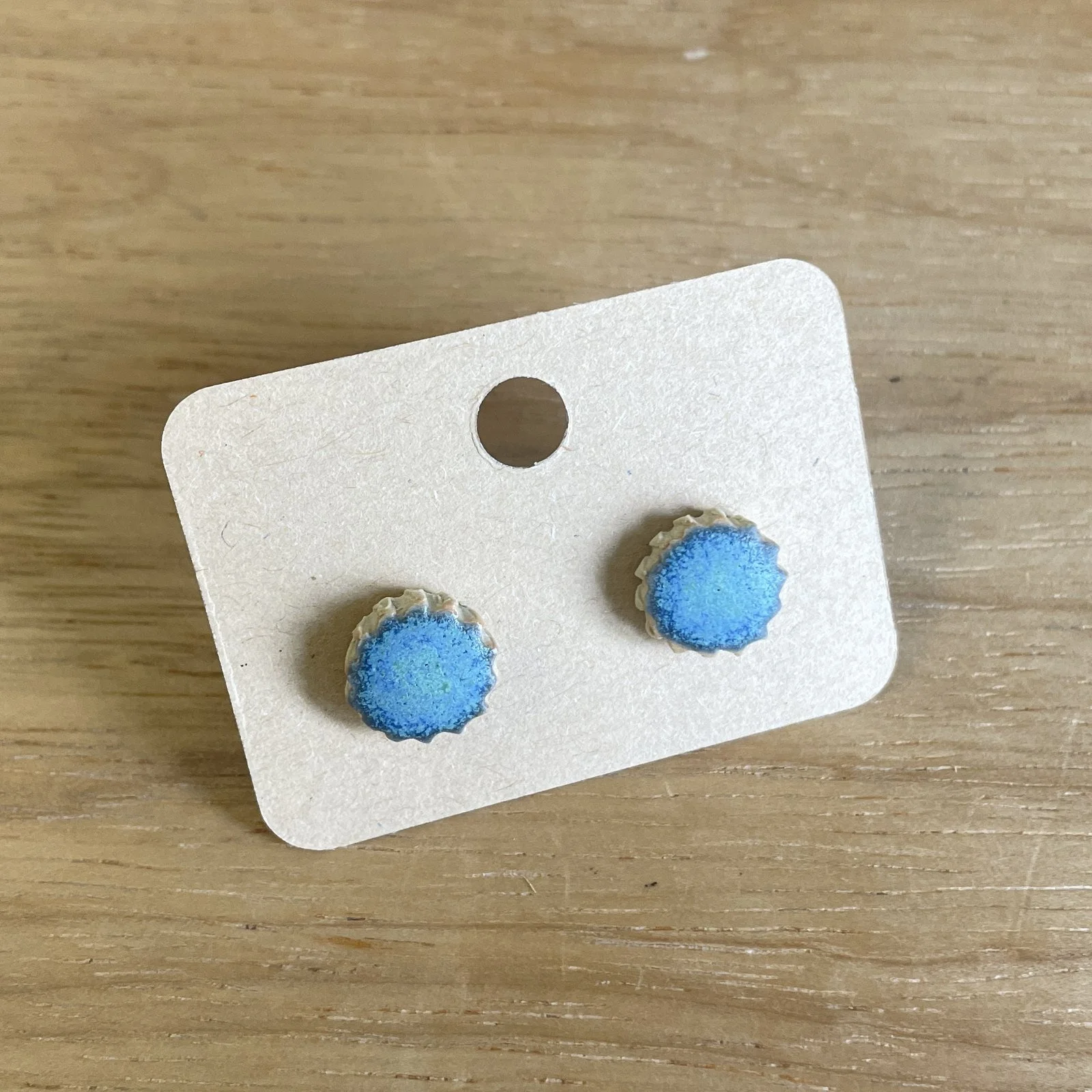 ohrstecker-rund-blau-tuerkis-bluetenrand-2.jpg