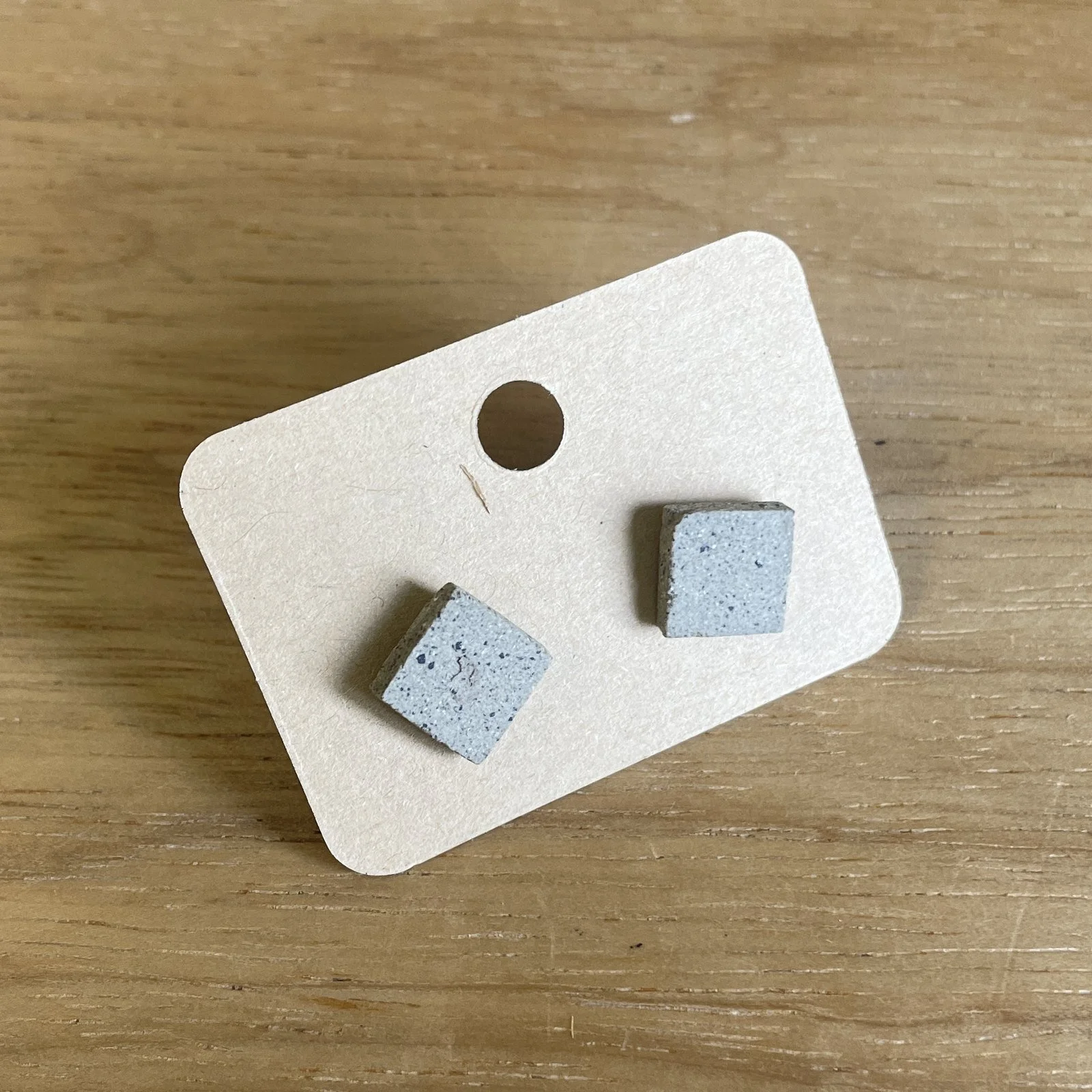 Ohrstecker eckig · naturgrau, unglasiert