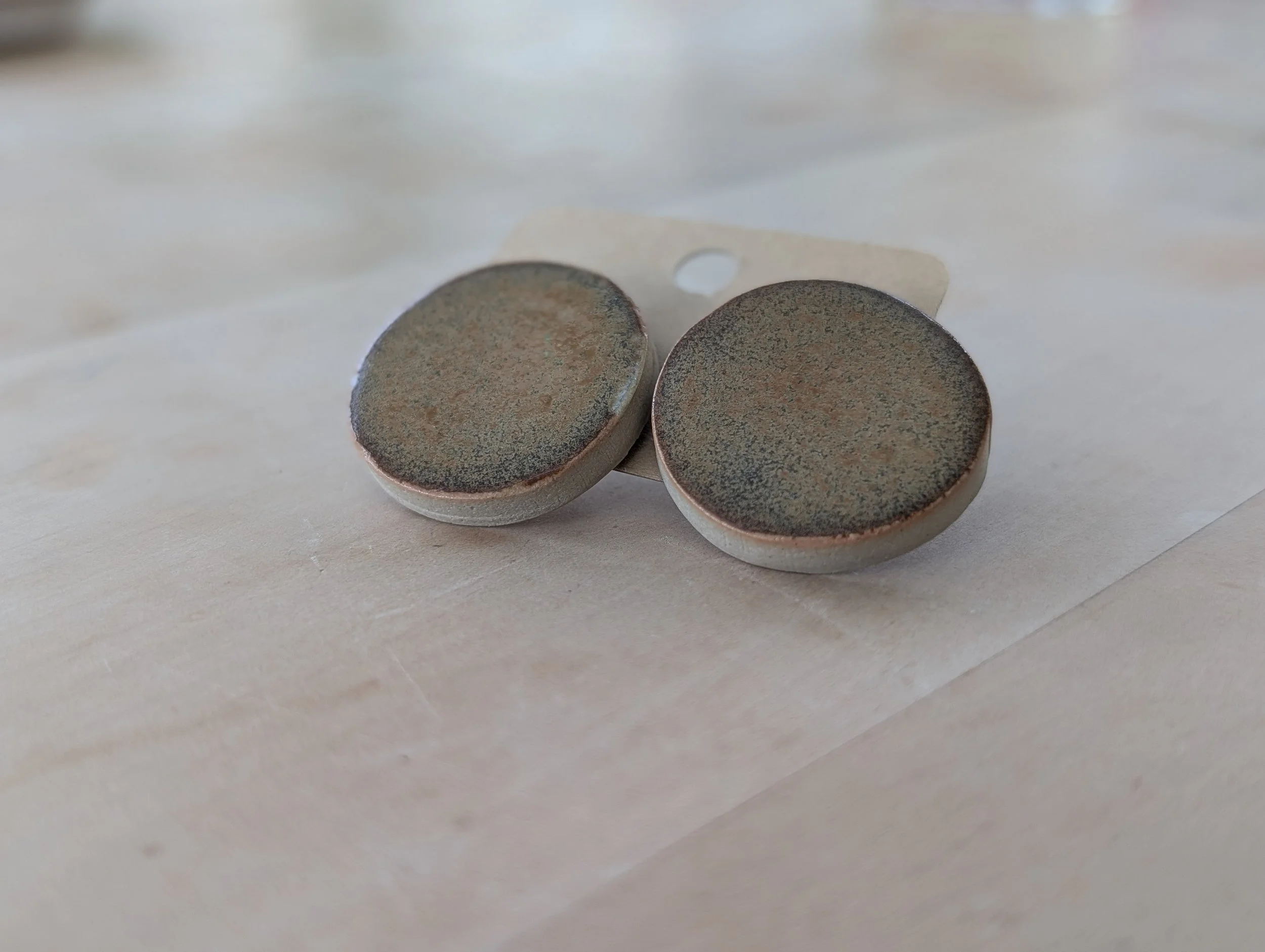 Ohrstecker rund, gross · olivbraun