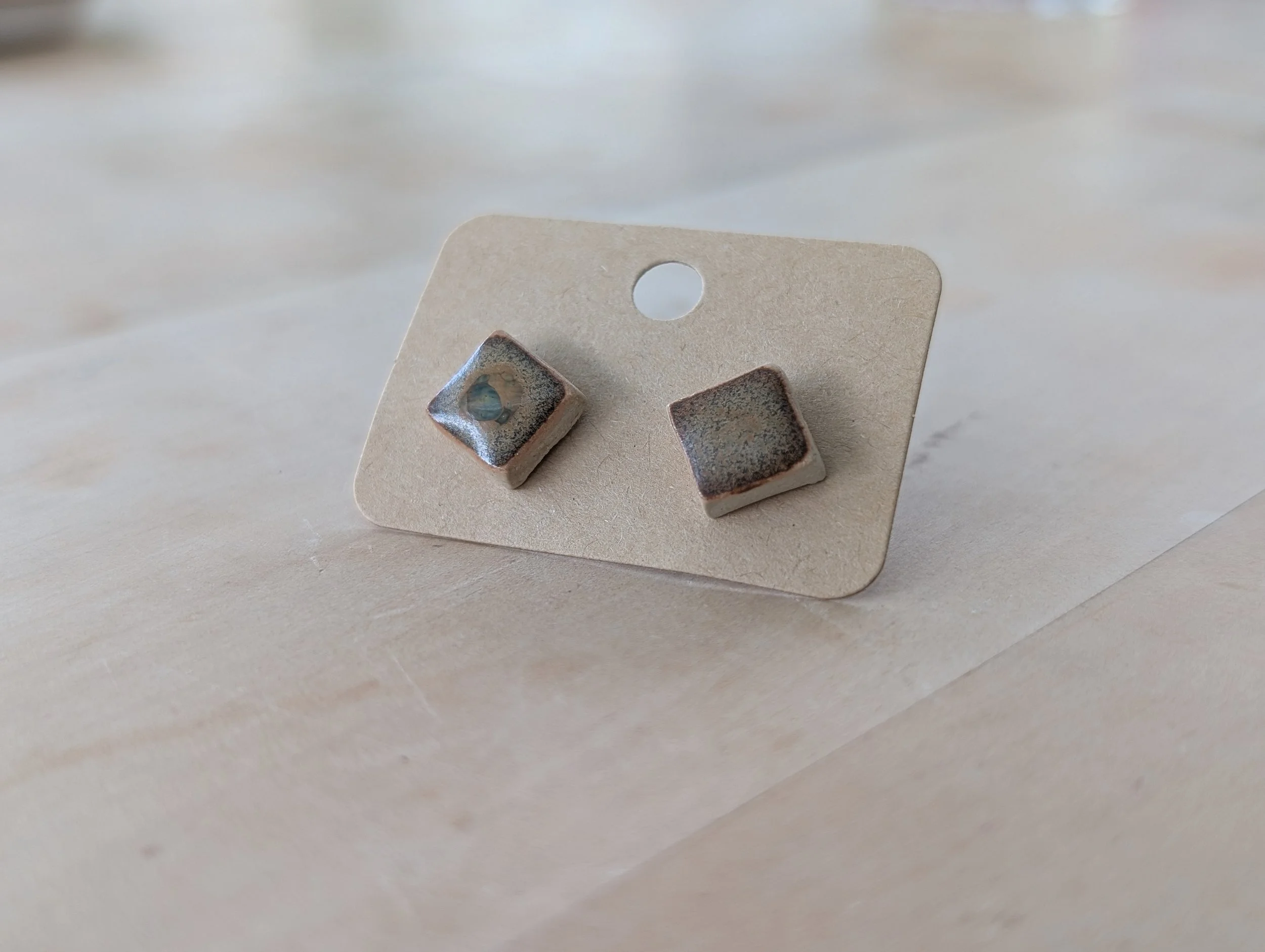 Ohrstecker eckig · olivbraun