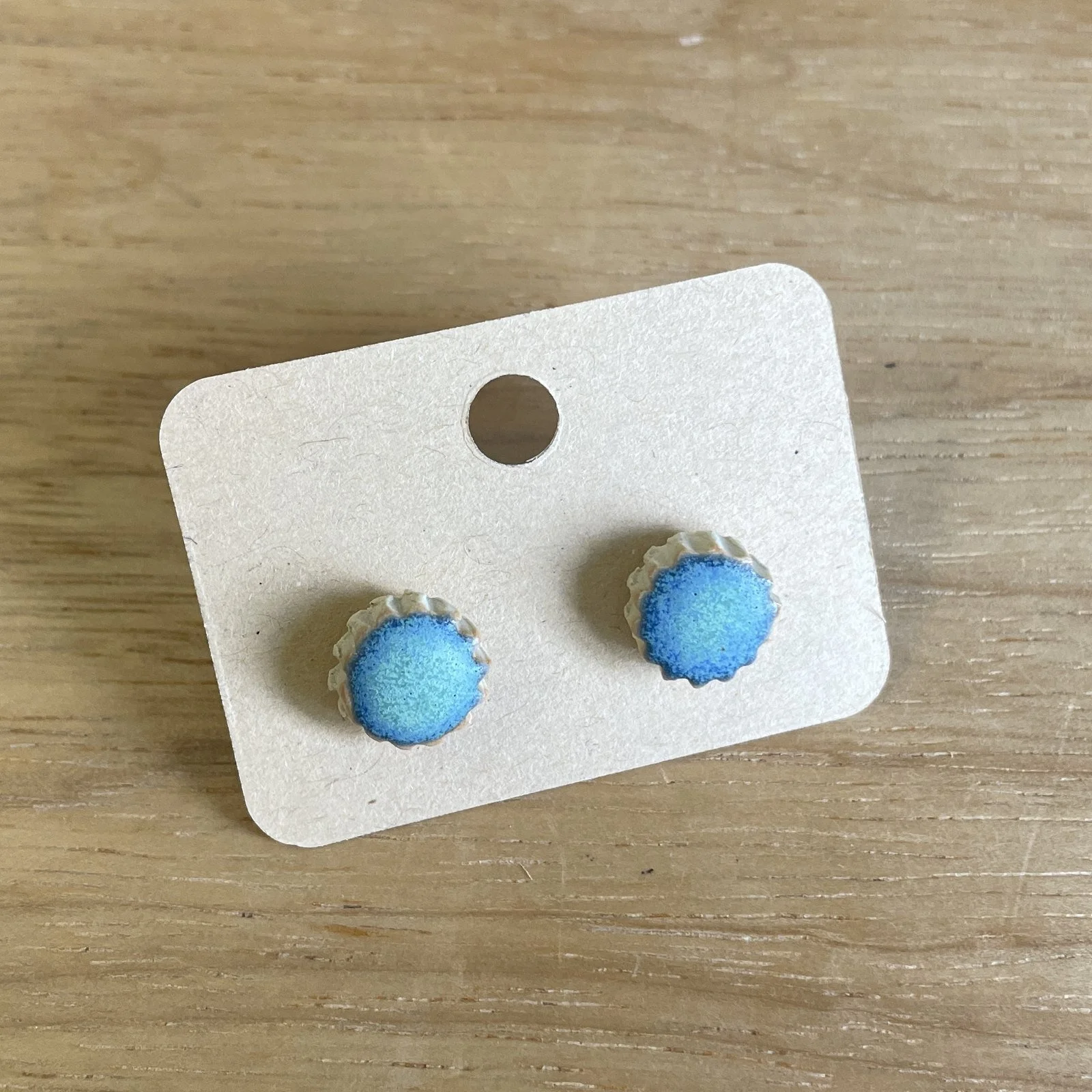 ohrstecker-rund-blau-tuerkis-bluetenrand.jpg