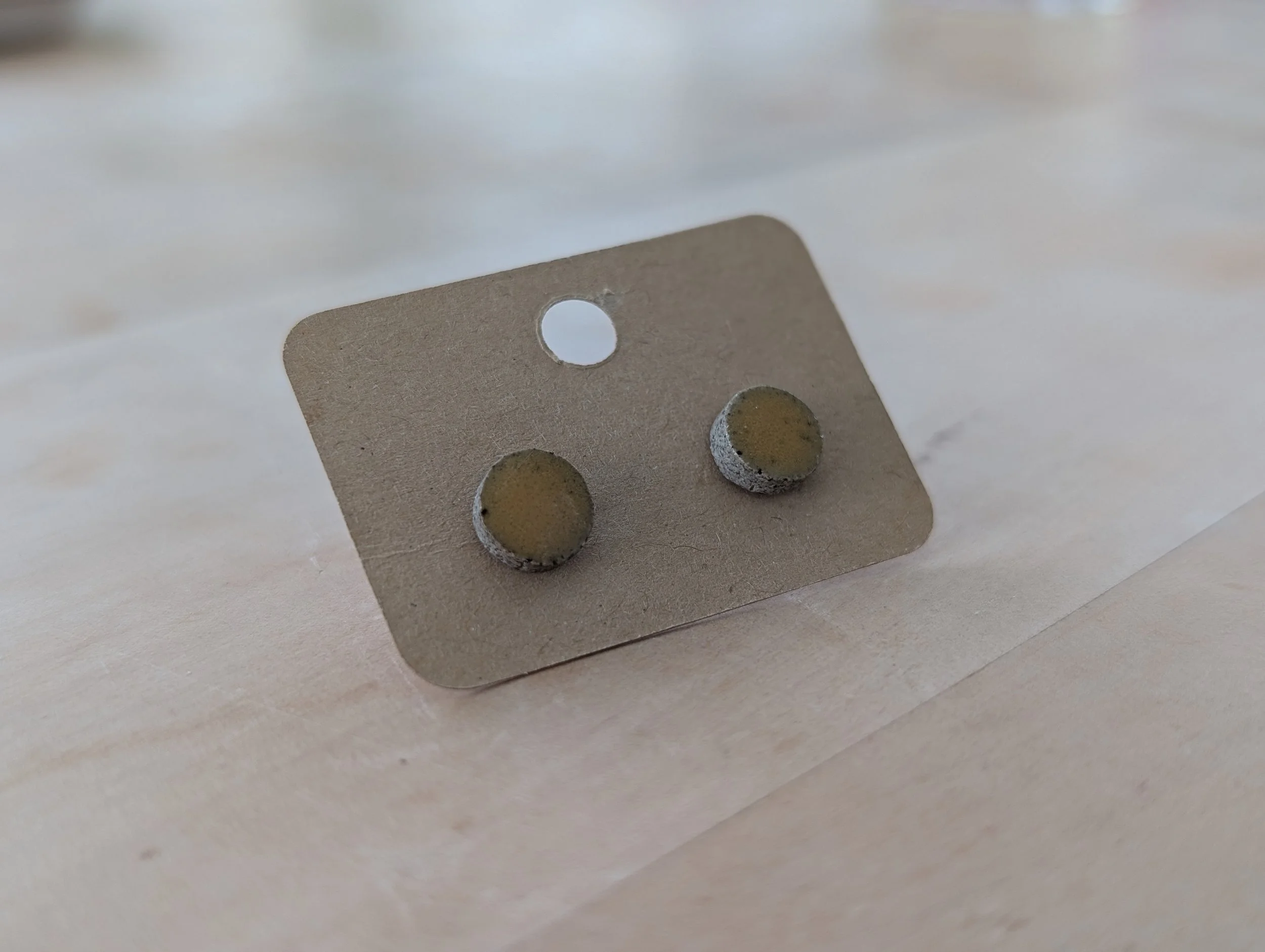 Ohrstecker rund, klein · senfgelb