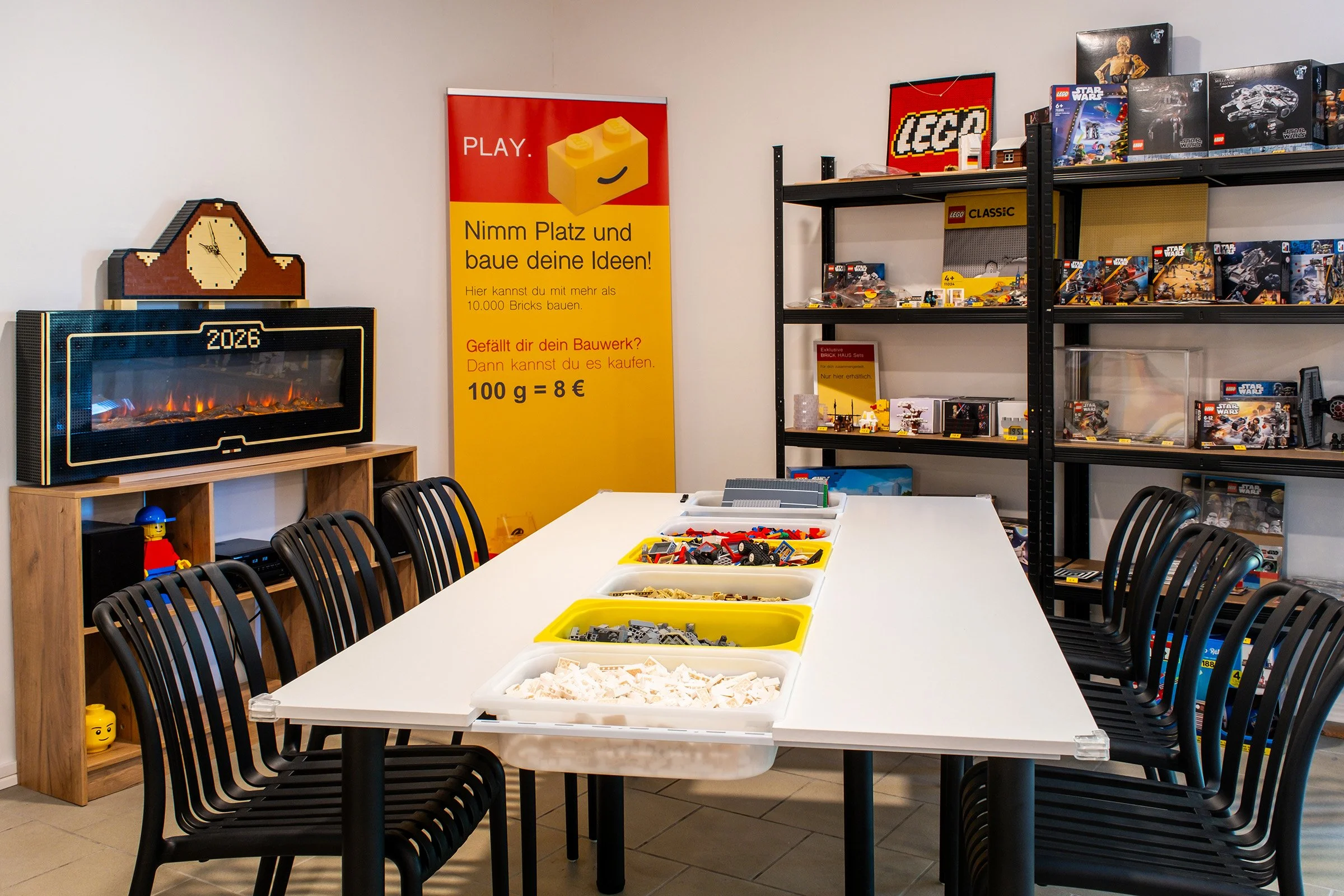Neuer Spieltisch mit mehr als 10.000 Klemmbausteinen