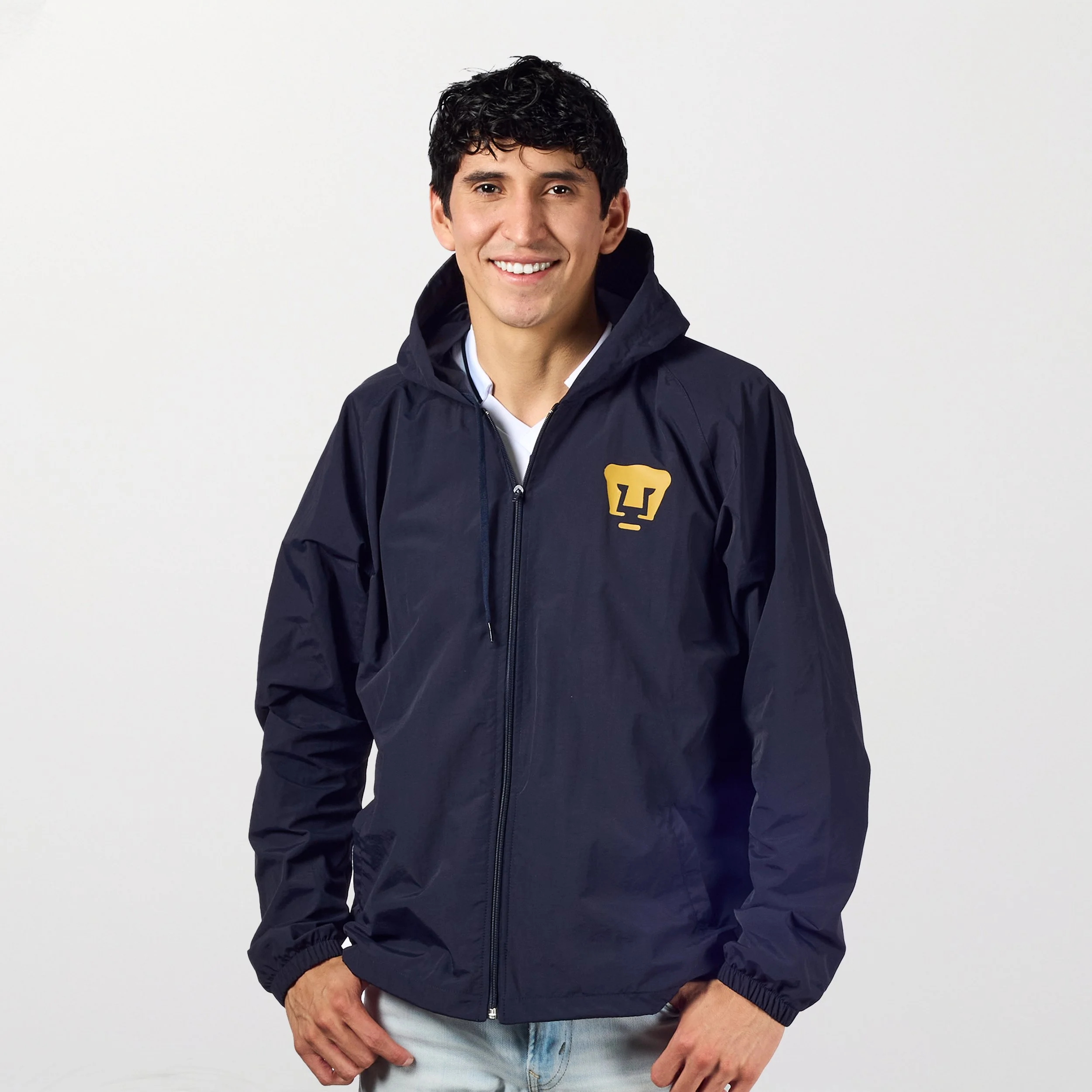 Chamarra azul con capucha frente hombre.jpg