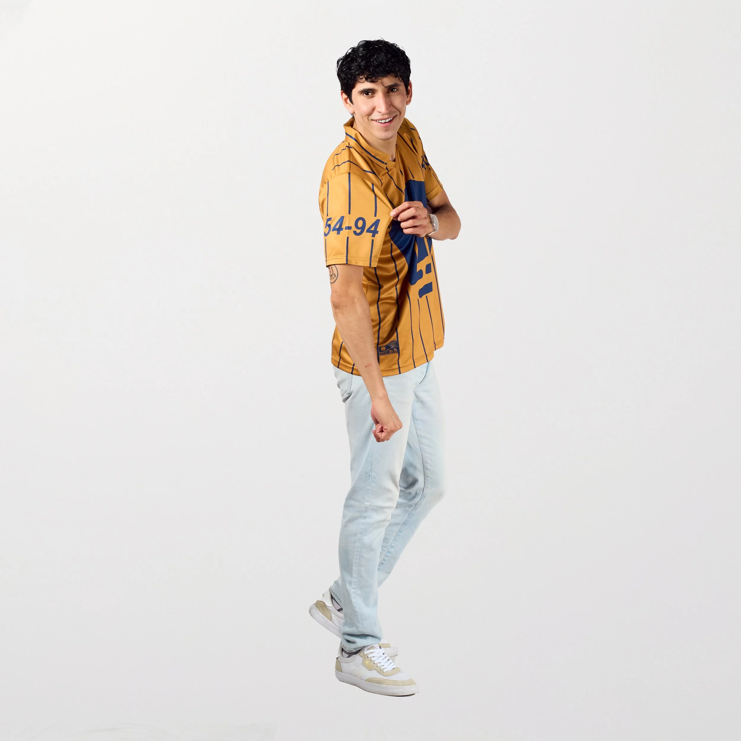 1994-1995 oro manga corta hombre perfil full.jpg