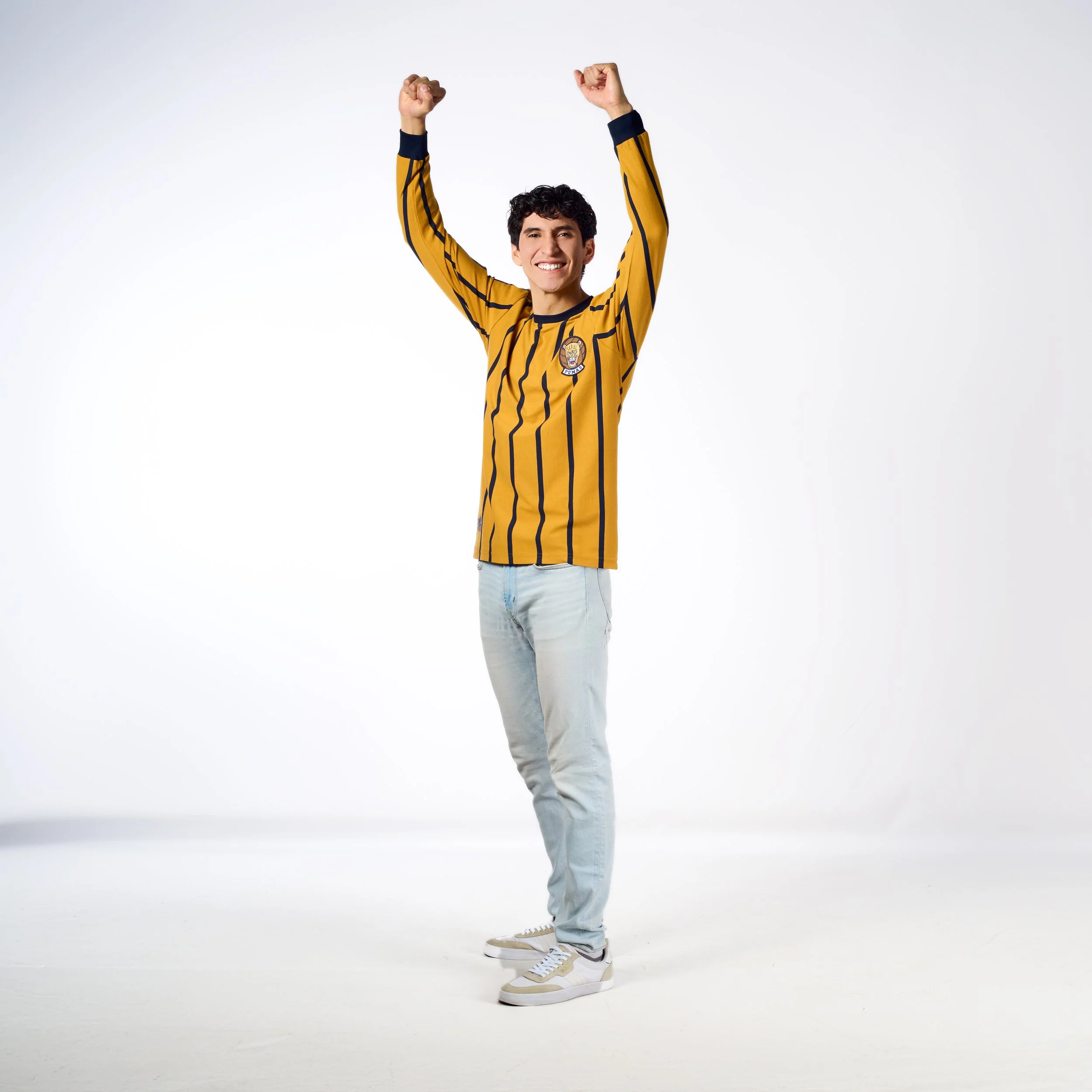 1970-1972 oro manga larga perfil hombre full.jpg