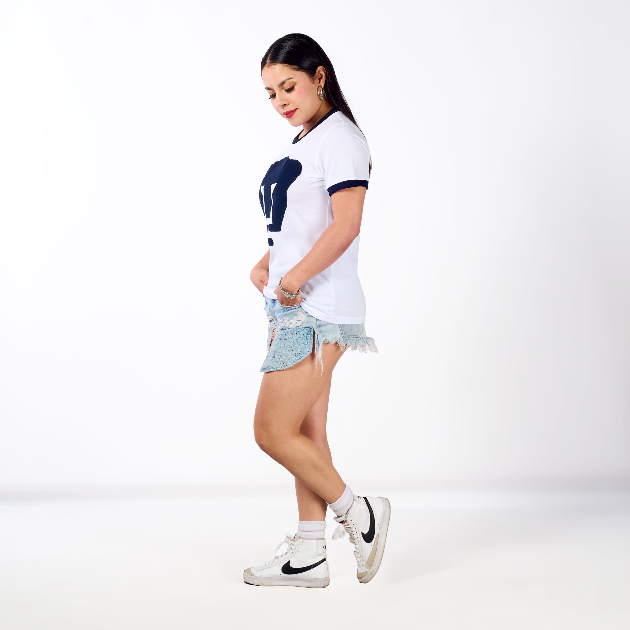 1975-1980 Blanca Manga Corta Mujer Perfil Full.jpg