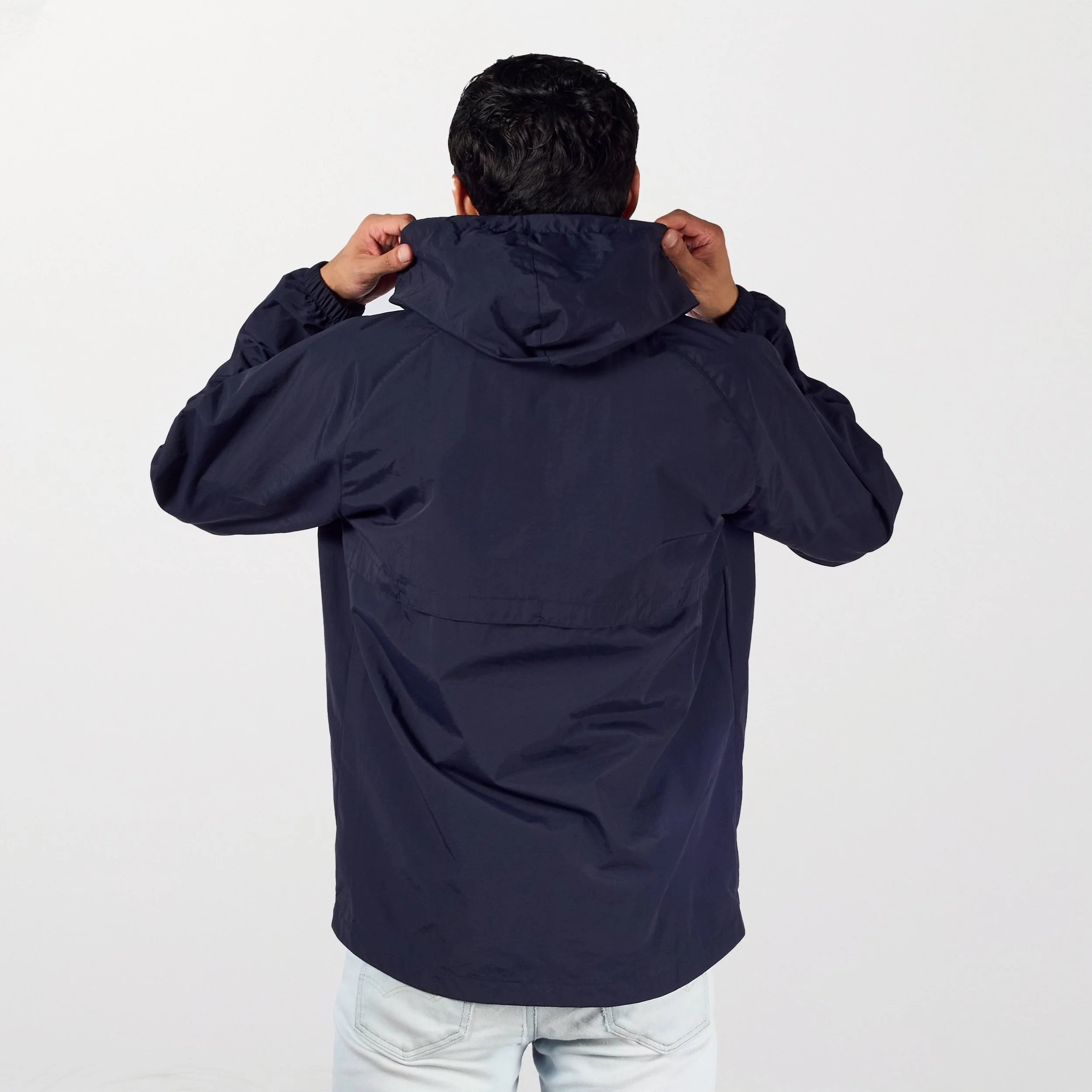 Chamarra azul con capucha espalda hombre.jpg