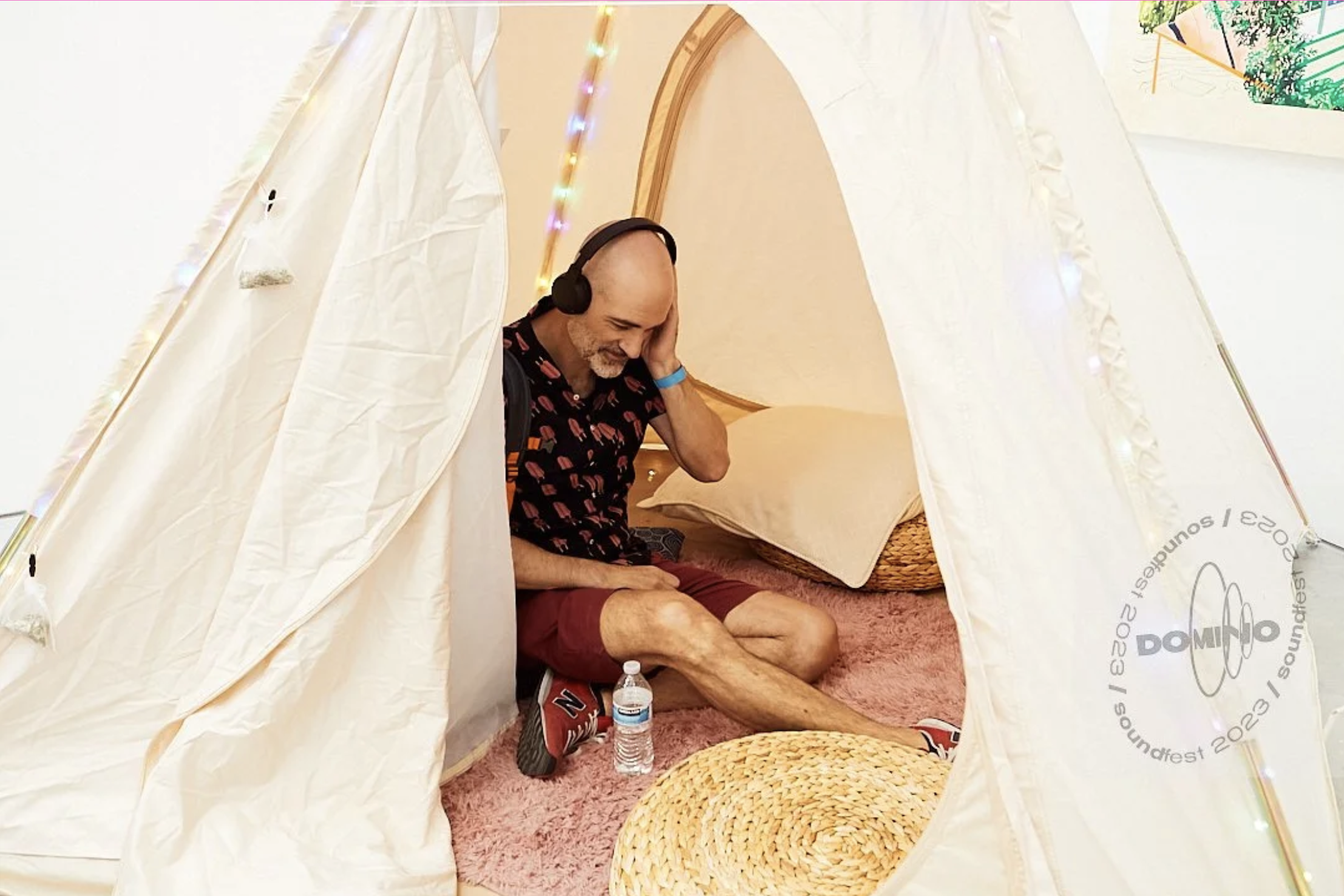 man_tent_domino_sound_fest.png