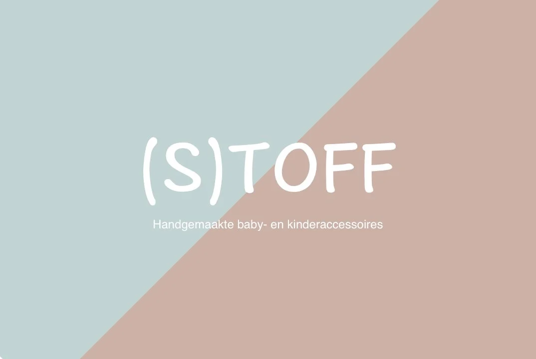 Een grafisch ontwerp met de tekst '(S)TOFF' en subtekst 'Handgemaakte baby- en kinderaccessoires' op een achtergrond met diagonale kleurblokken in lichtblauw en lichtbruin.