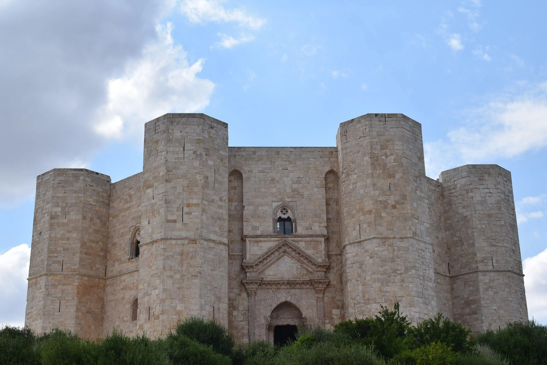 On the footsteps of Frederick II in Apulia