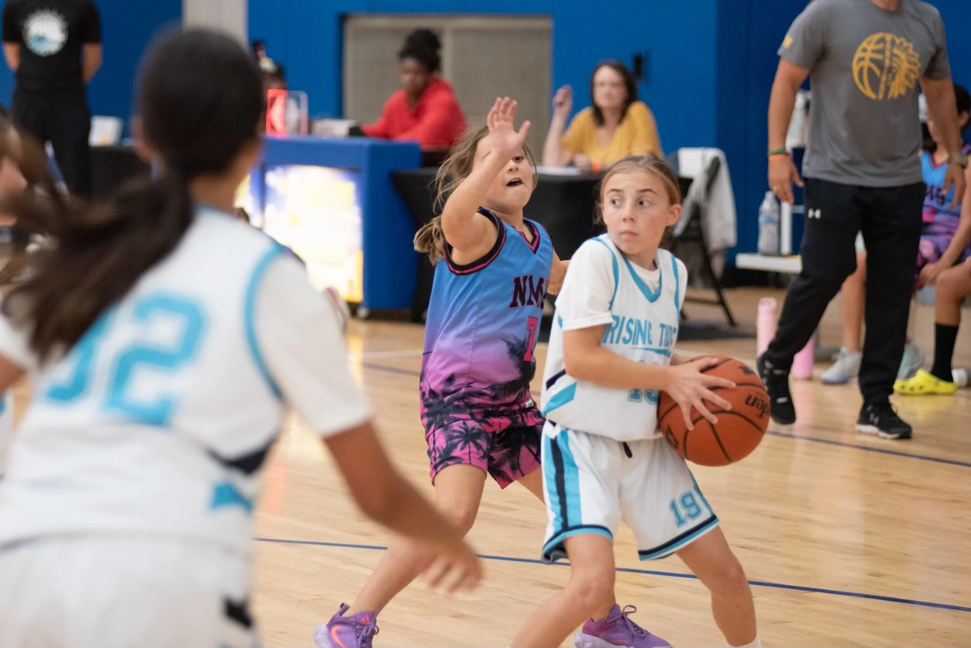 Join us in wishing Rising Tide 6th Grader, #19, Claire Martire, a very happy birthday today! We hope you have had the best day! 🎉🌊🏀