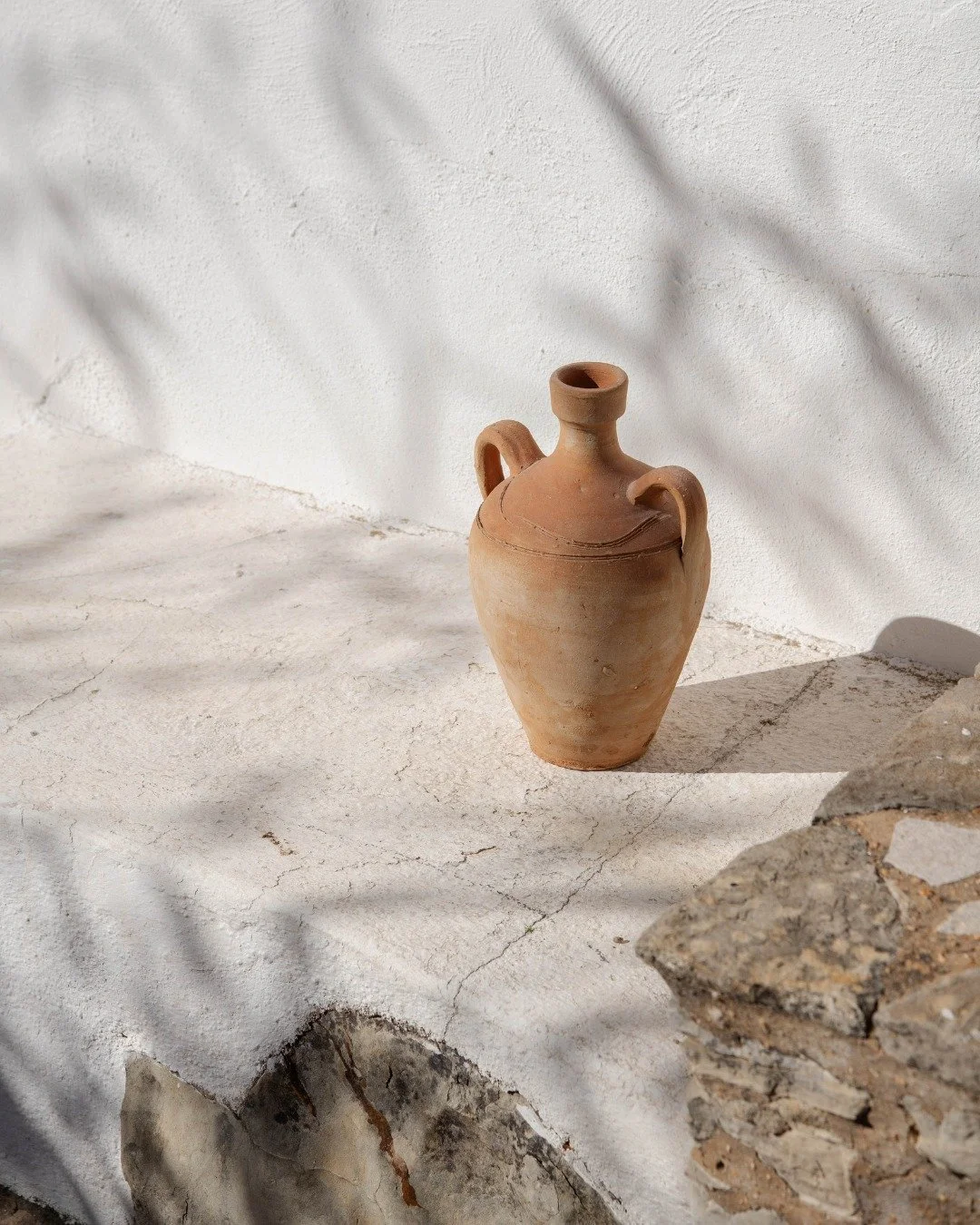 Hand-chosen ceramics sourced from local markets are placed throughout Fora. Simple, timeless pieces that quietly weave Portuguese heritage into the spaces.

#stayatfora #foraalgarve #portugueseceramics #algarveliving #designledstay