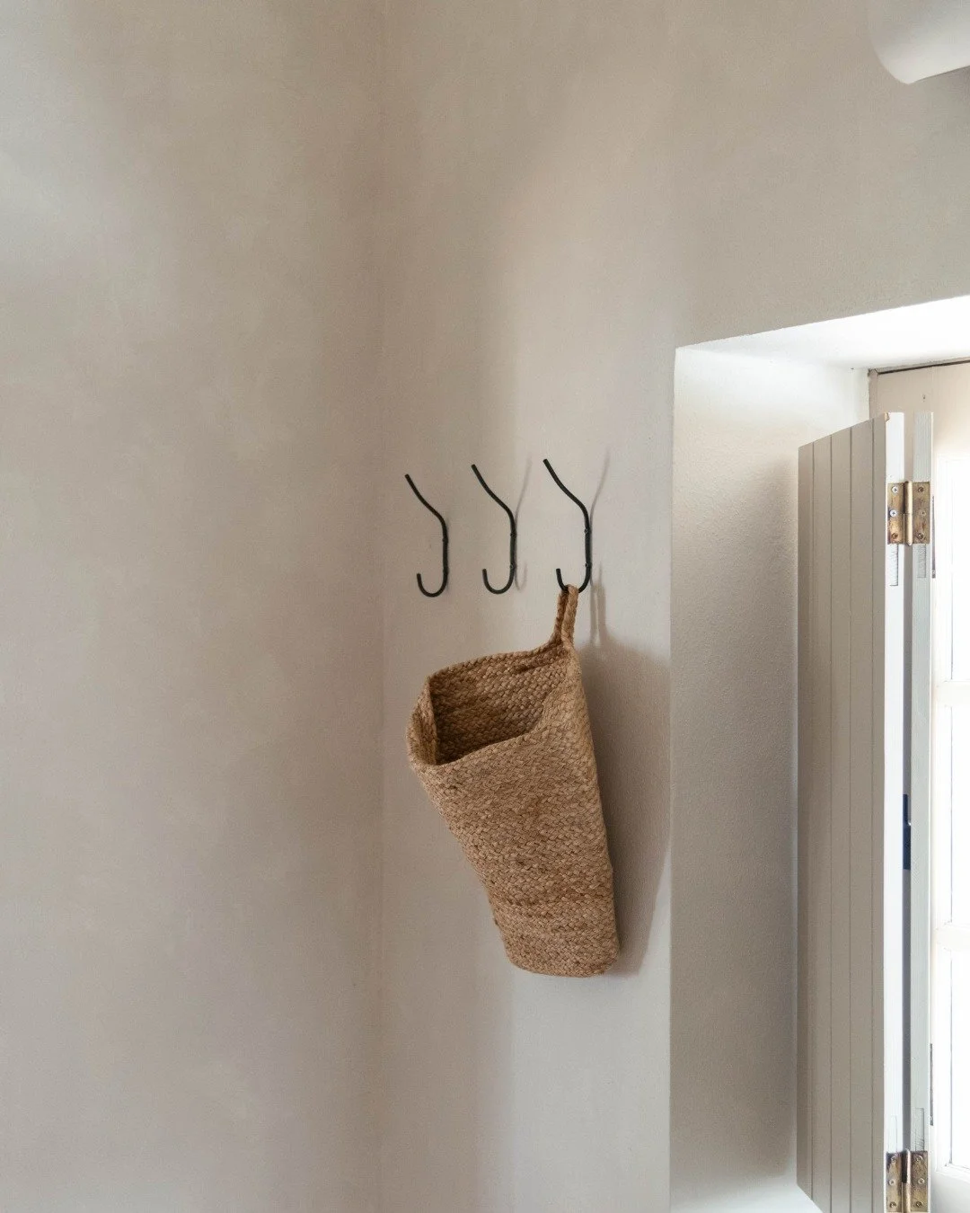 Hooks placed just where you need them.
Natural textures that soften the space.
Simple, thoughtful touches that make everyday moments feel easy.

At Fora, nothing is overdone, just carefully considered.

 #PortugalTravel #VisitAlgarve #FamilyFriendlyD
