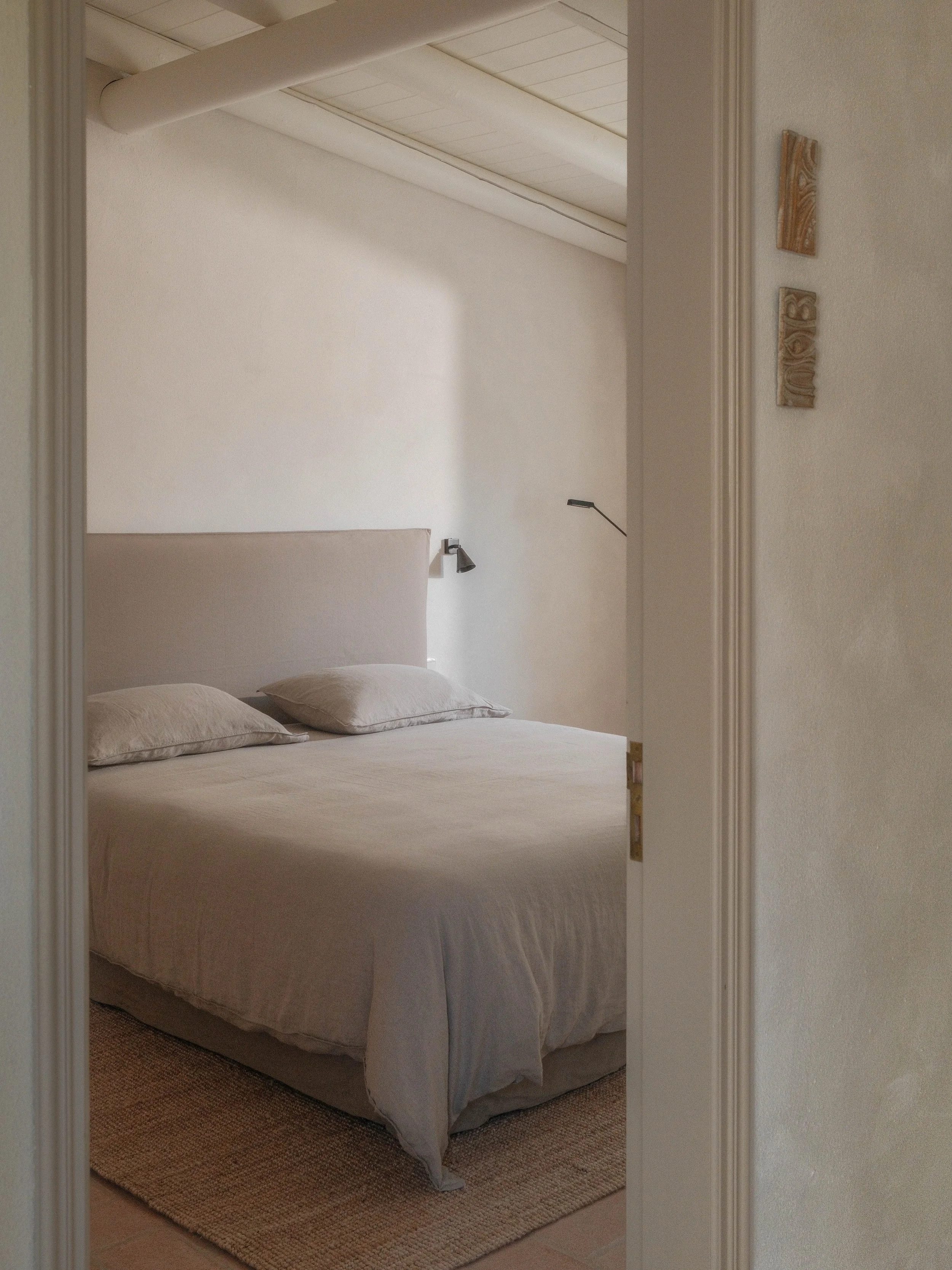 Nestled in the rolling hills of the Eastern Algarve, Fora Houses is a small collection of design-led homes where families can truly unwind. This is the first of the houses, Serra which opened its doors this Spring. 

Created by owners Jack and Becki 