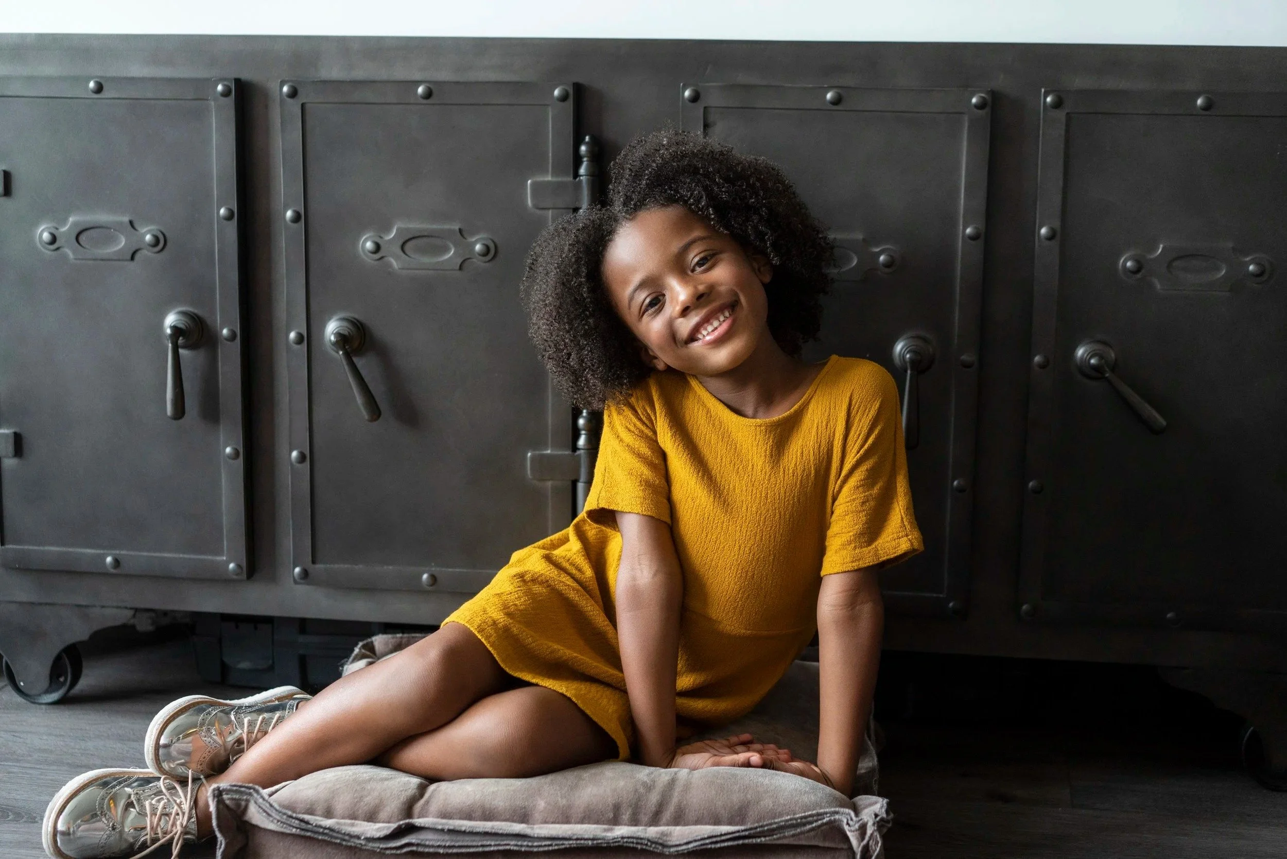 kid sitiing on the floor