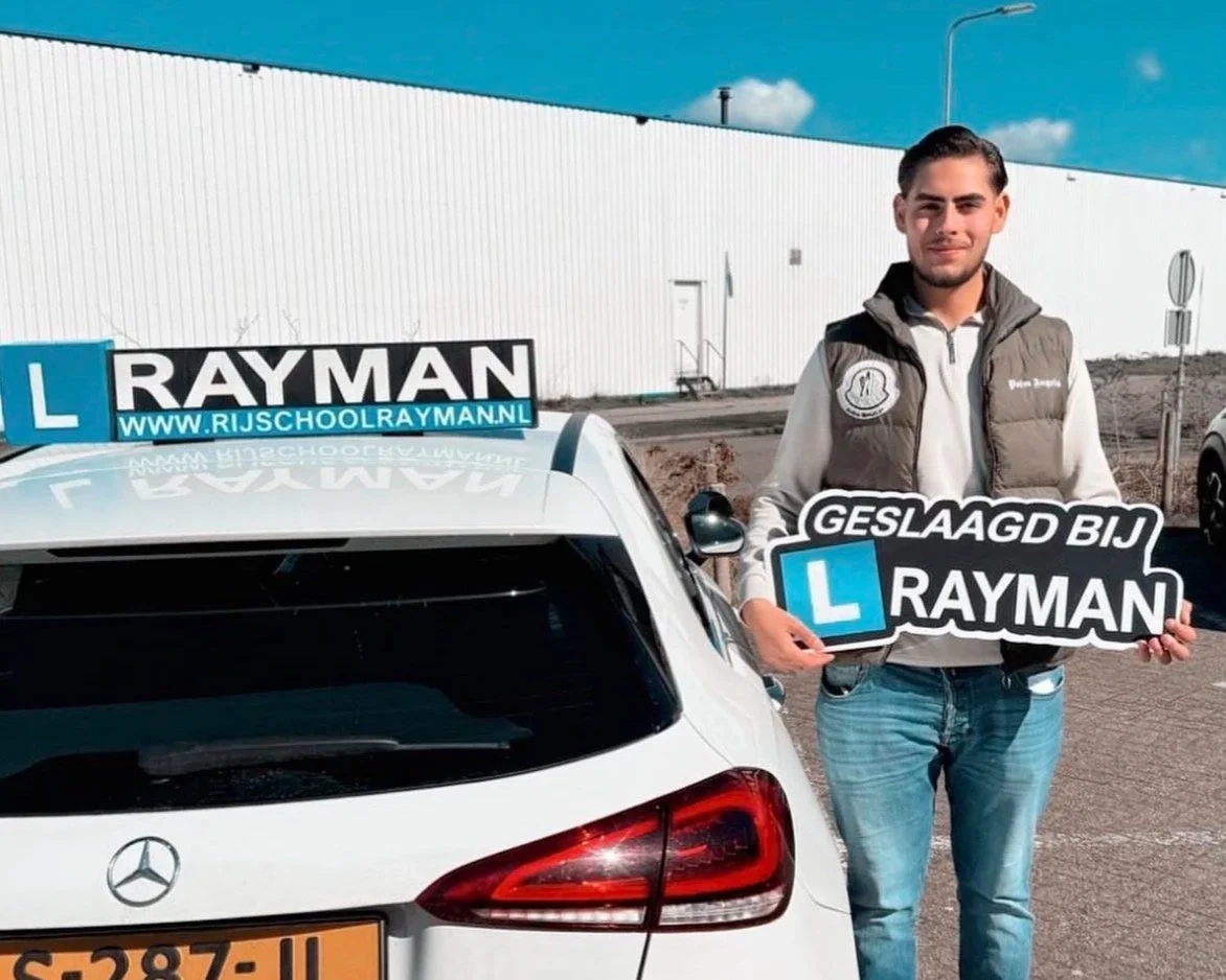 Man die erg trots is dat hij geslaagd is voor zijn praktijkexamen auto bij Rijschool Rayman, man uit Teuge