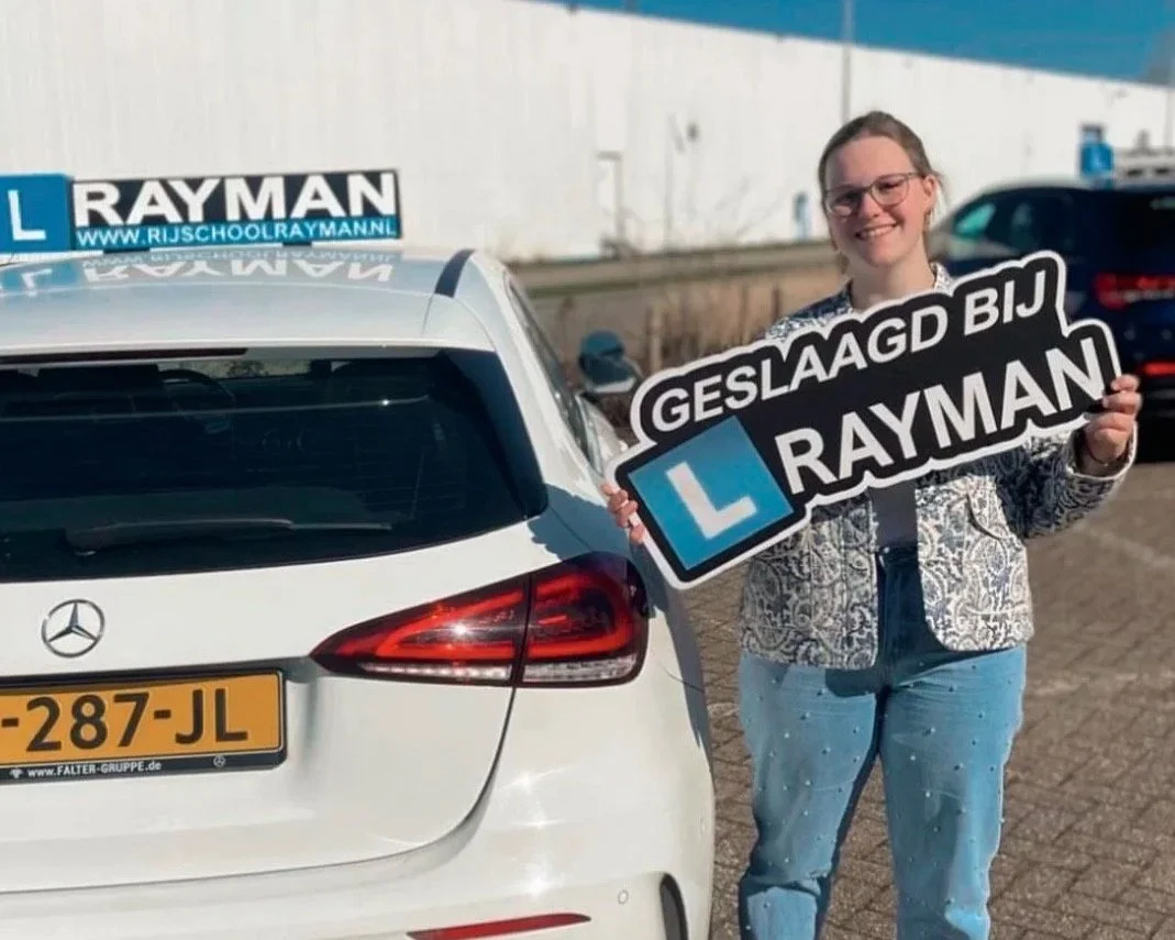 Een meisje die erg blij is dat die geslaagd is voor haar praktijkexamen auto bij Rijschool Rayman, CBR locatie in Deventer