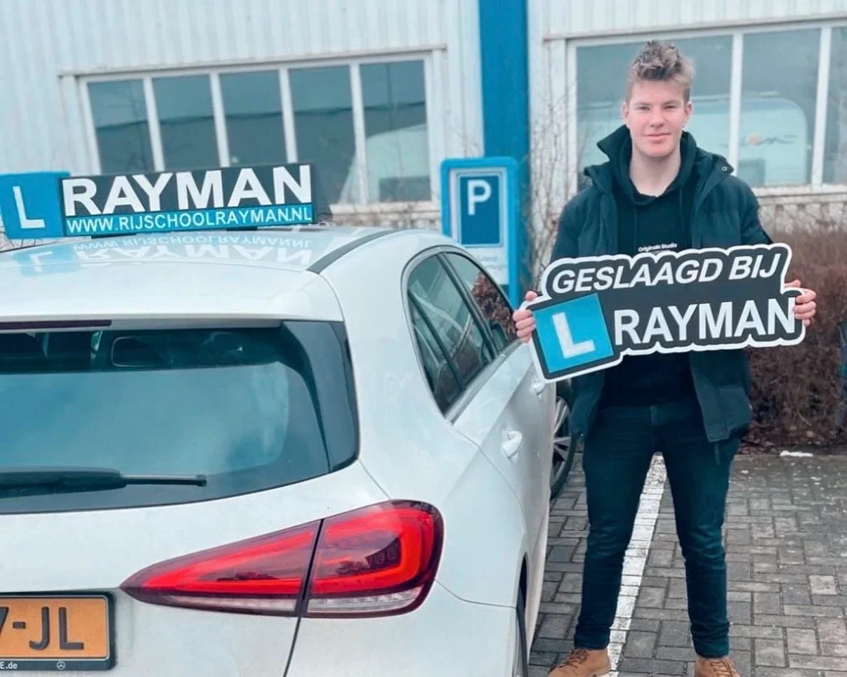 jongeman uit Twello die geslaagd is voor zijn praktijkexamen auto bij Rijschool Rayman, voor CBR examenlocatie in Deventer. Geslaagd bij Rijschool Rayman
