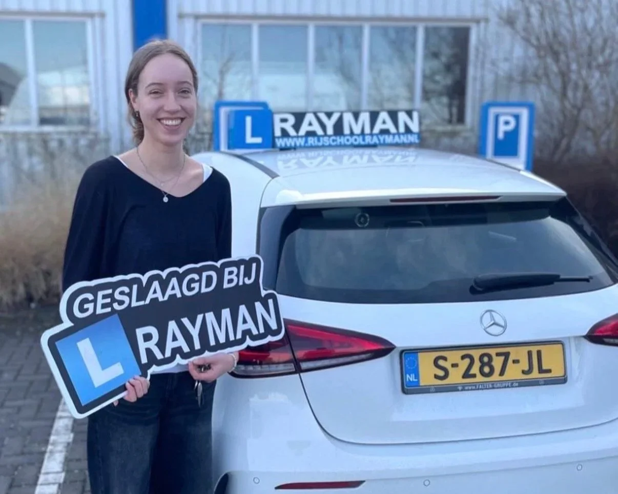 Jongedame uit Voorst die geslaagd is voor zijn praktijkexamen auto bij Rijschool Rayman, voor CBR examenlocatie in Deventer. Geslaagd bij Rijschool Rayman
