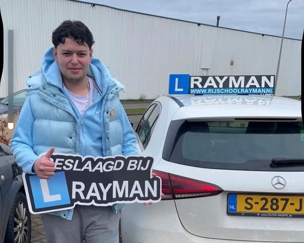 Jongeman uit Deventer die geslaagd is voor zijn praktijkexamen en zijn rijbewijs B-categorie heeft gehaald bij Rijschool Rayman