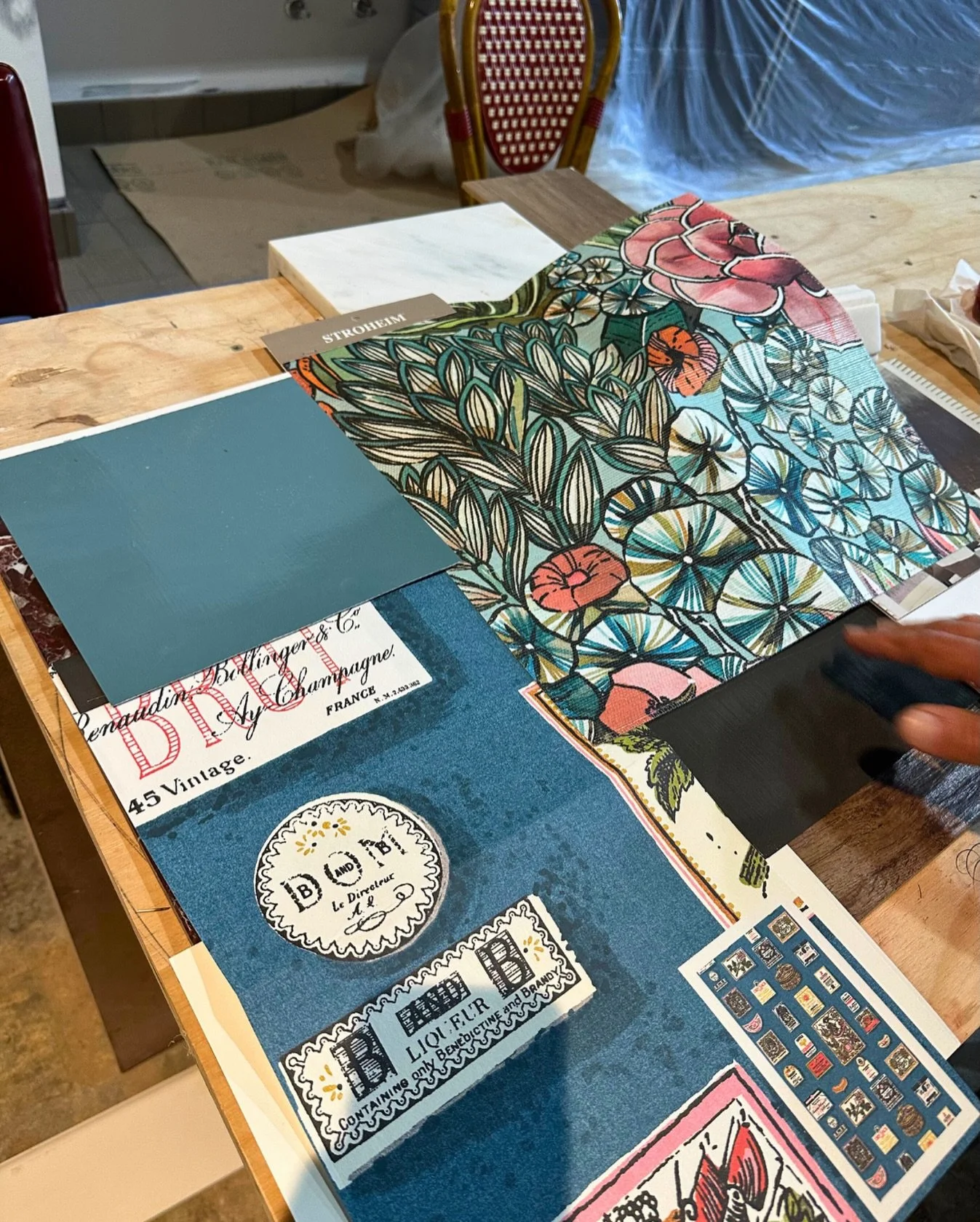 Interrupting your feed with a little throwback to wallpaper sourcing for a past commercial project...💙

#designsourcing #interiordesigndetails #alygaydesign #textilesandsamples