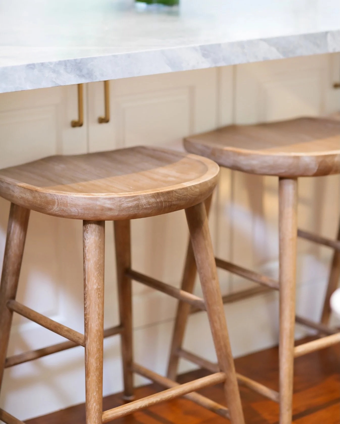 There&rsquo;s something so satisfying about modern furniture done right, clean lines, honest materials, and zero fuss. These barstools are simple, sculptural, and quietly hardworking&hellip; which is exactly why I love them!!

#moderninteriors #furni