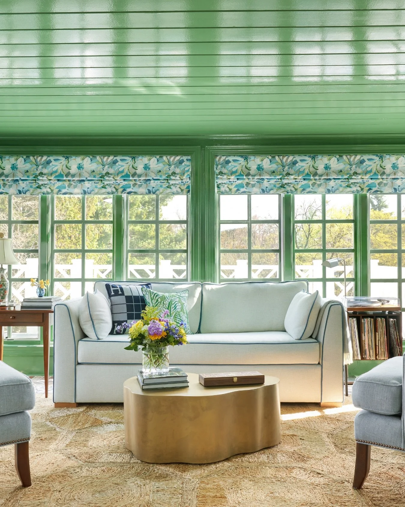 Natural light is the gift that keeps on giving in any room&hellip; and this one has my whole heart.

This sunroom has everything I love: layers of green (!!), pattern that feels fresh but timeless, and windows that do all the heavy lifting. It&rsquo;